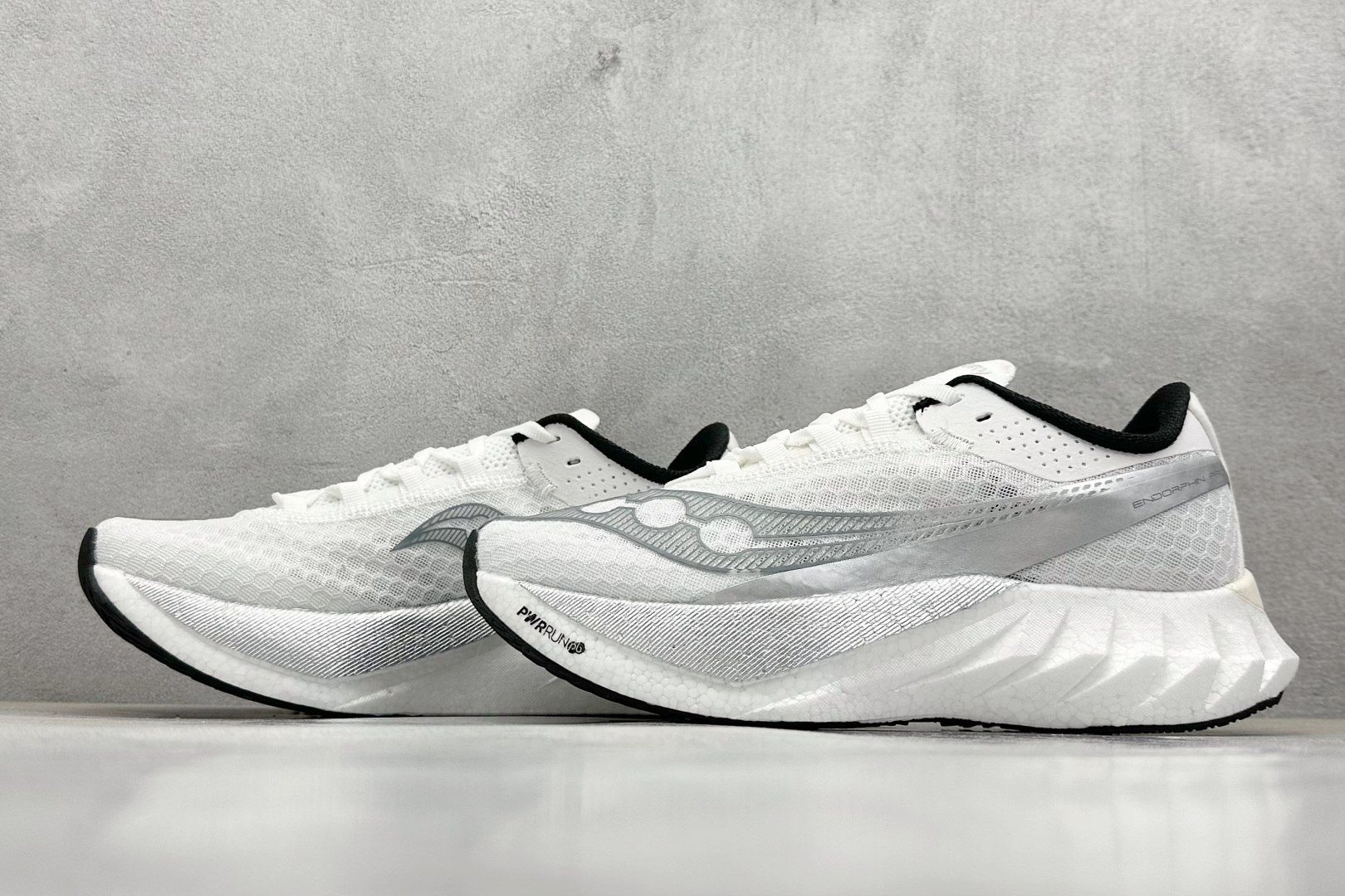 终端放店
YB版 Saucony Triumph PRO 4 旗舰级缓震型跑鞋
更换板材PWRRUN