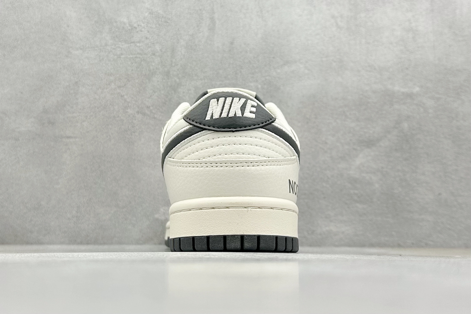 福利特价 终端放店
XC版 Nike SB Dunk Low x NOCTA 白灰双小钩
纯原大厂出品 