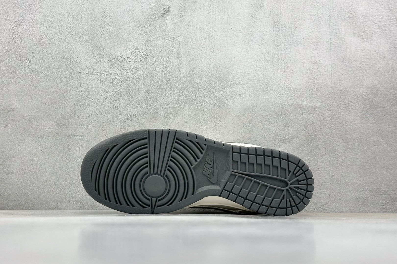 福利特价 终端放店
XC版 Nike SB Dunk Low x NOCTA 白灰双小钩
纯原大厂出品 