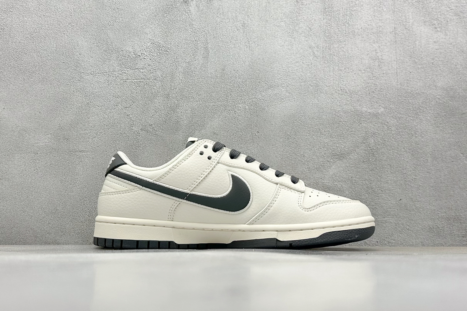 福利特价 终端放店
XC版 Nike SB Dunk Low x NOCTA 白灰双小钩
纯原大厂出品 
