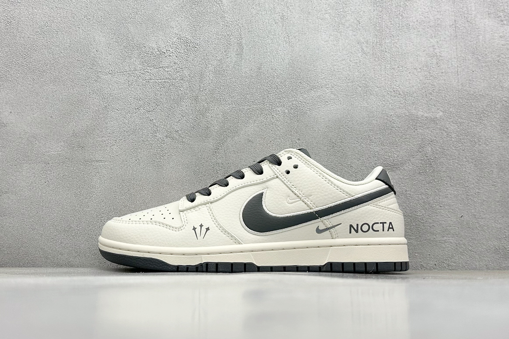 福利特价 终端放店
XC版 Nike SB Dunk Low x NOCTA 白灰双小钩
纯原大厂出品 