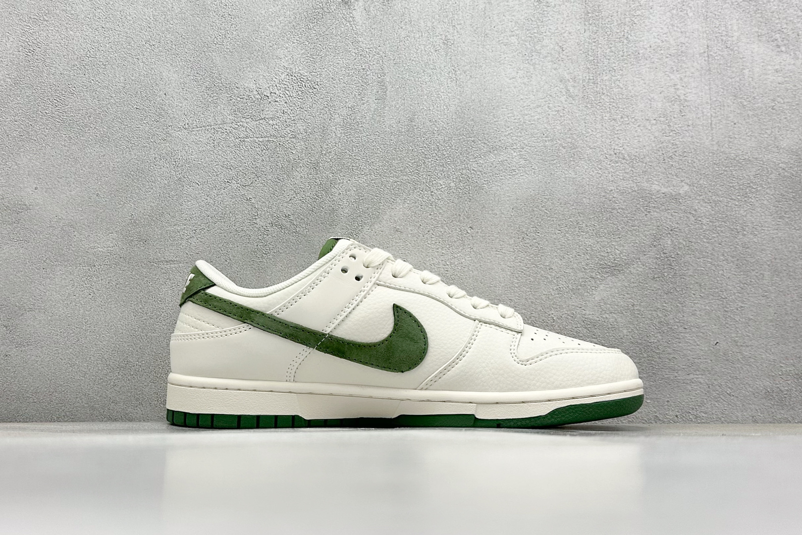 福利特价 终端放店
XC版 Nk SB Dunk Low KITH联名-米白绿勾 周年高端定制 低帮休闲