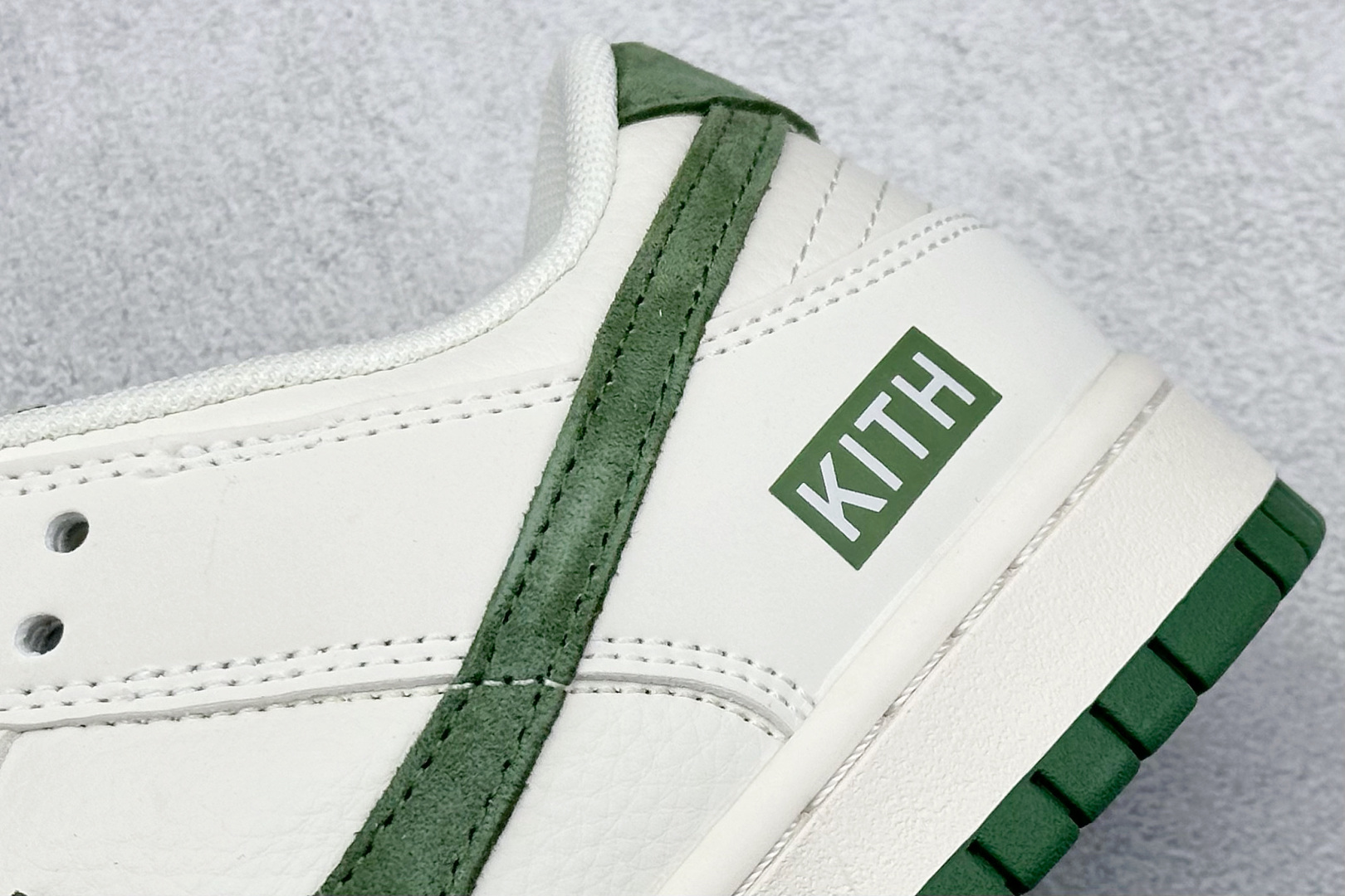 福利特价 终端放店
XC版 Nk SB Dunk Low KITH联名-米白绿勾 周年高端定制 低帮休闲