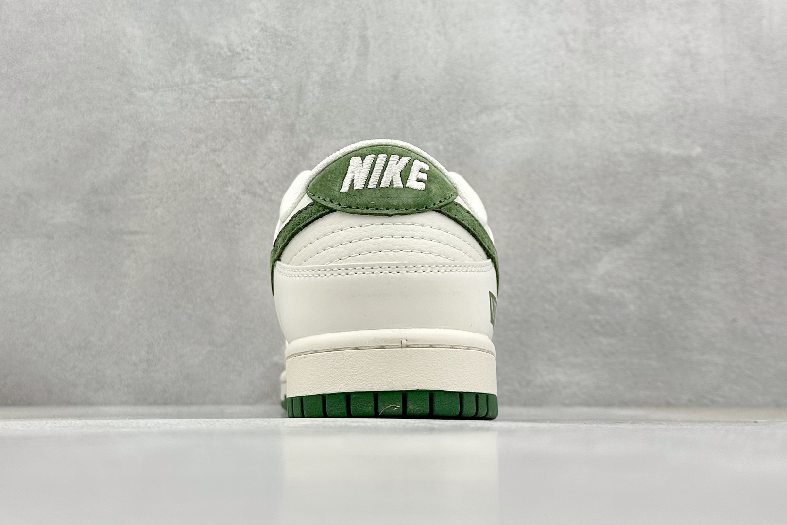福利特价 终端放店
XC版 Nk SB Dunk Low KITH联名-米白绿勾 周年高端定制 低帮休闲