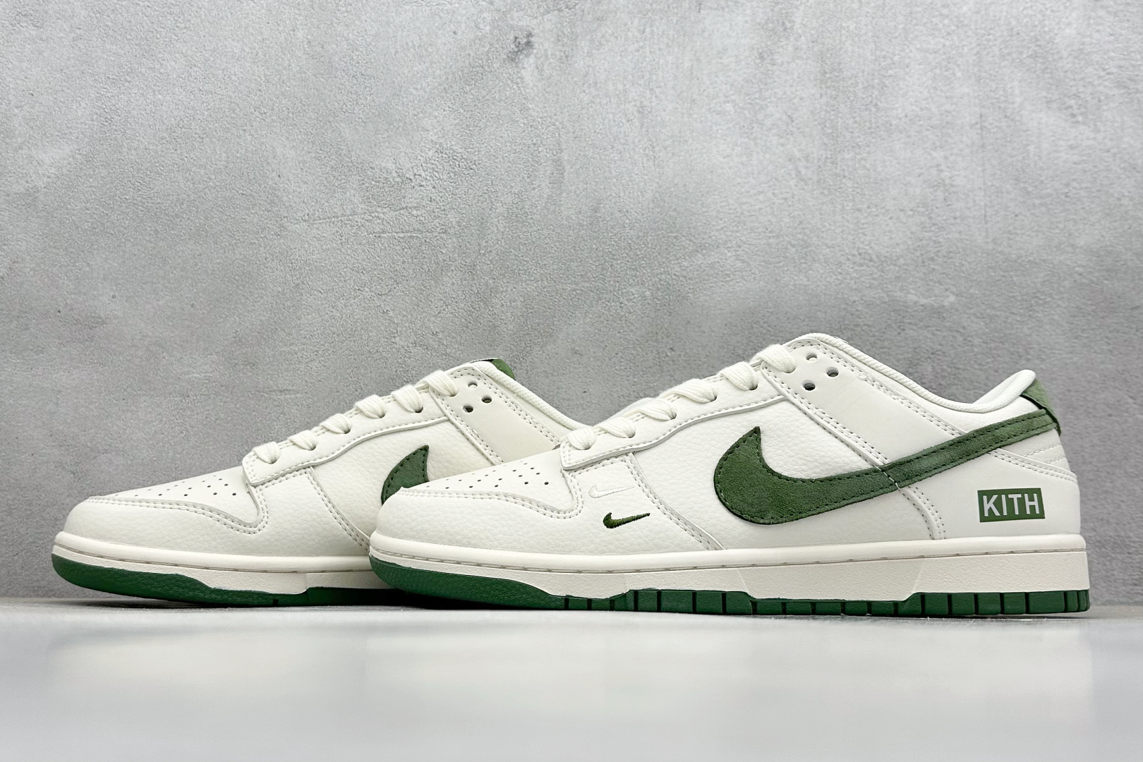 福利特价 终端放店
XC版 Nk SB Dunk Low KITH联名-米白绿勾 周年高端定制 低帮休闲