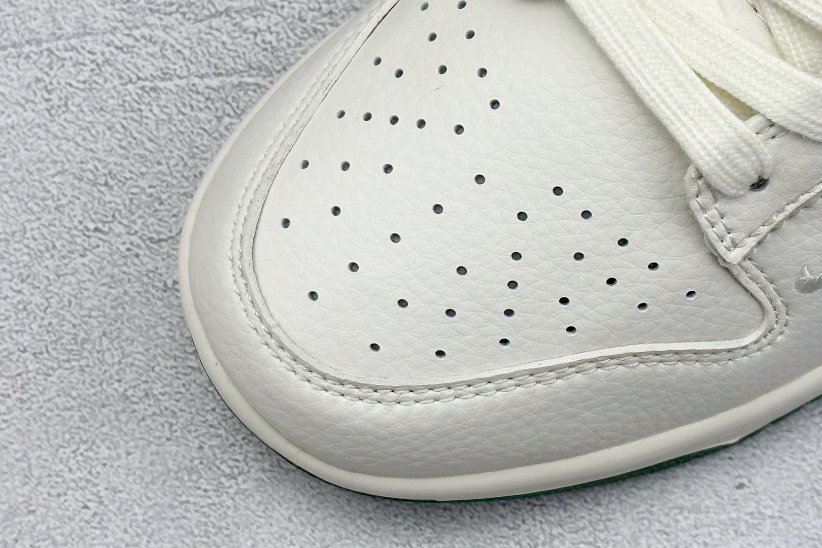 福利特价 终端放店
XC版 Nk SB Dunk Low KITH联名-米白绿勾 周年高端定制 低帮休闲