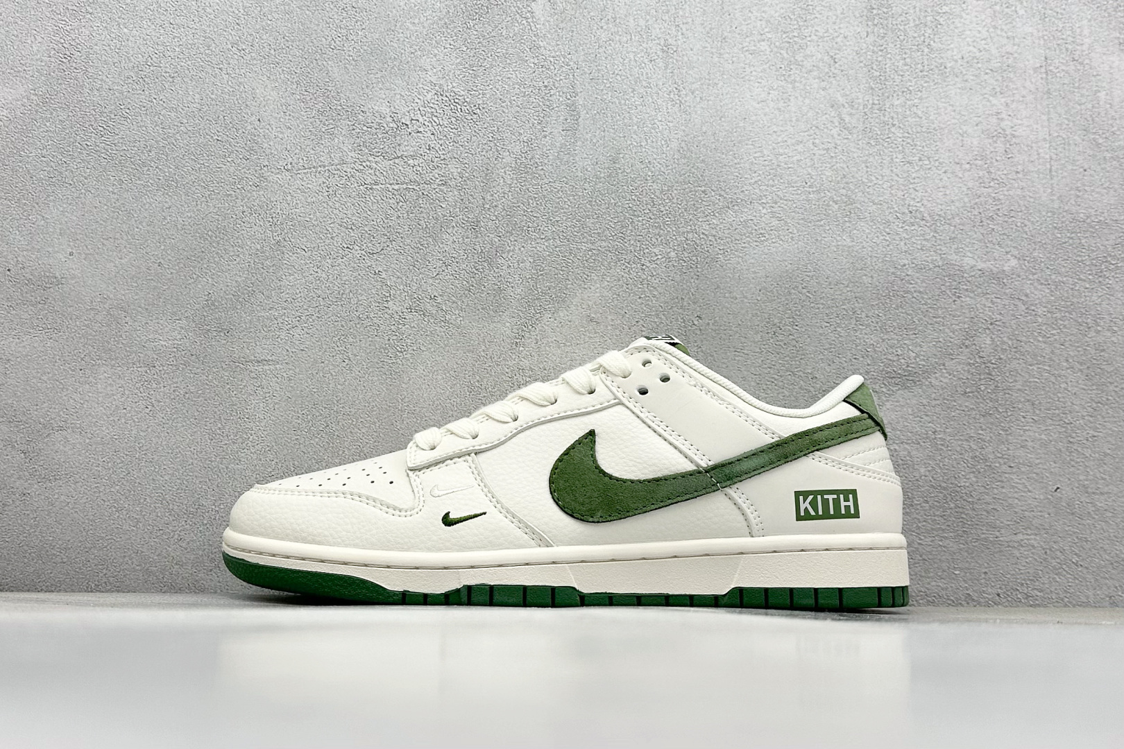 福利特价 终端放店
XC版 Nk SB Dunk Low KITH联名-米白绿勾 周年高端定制 低帮休闲