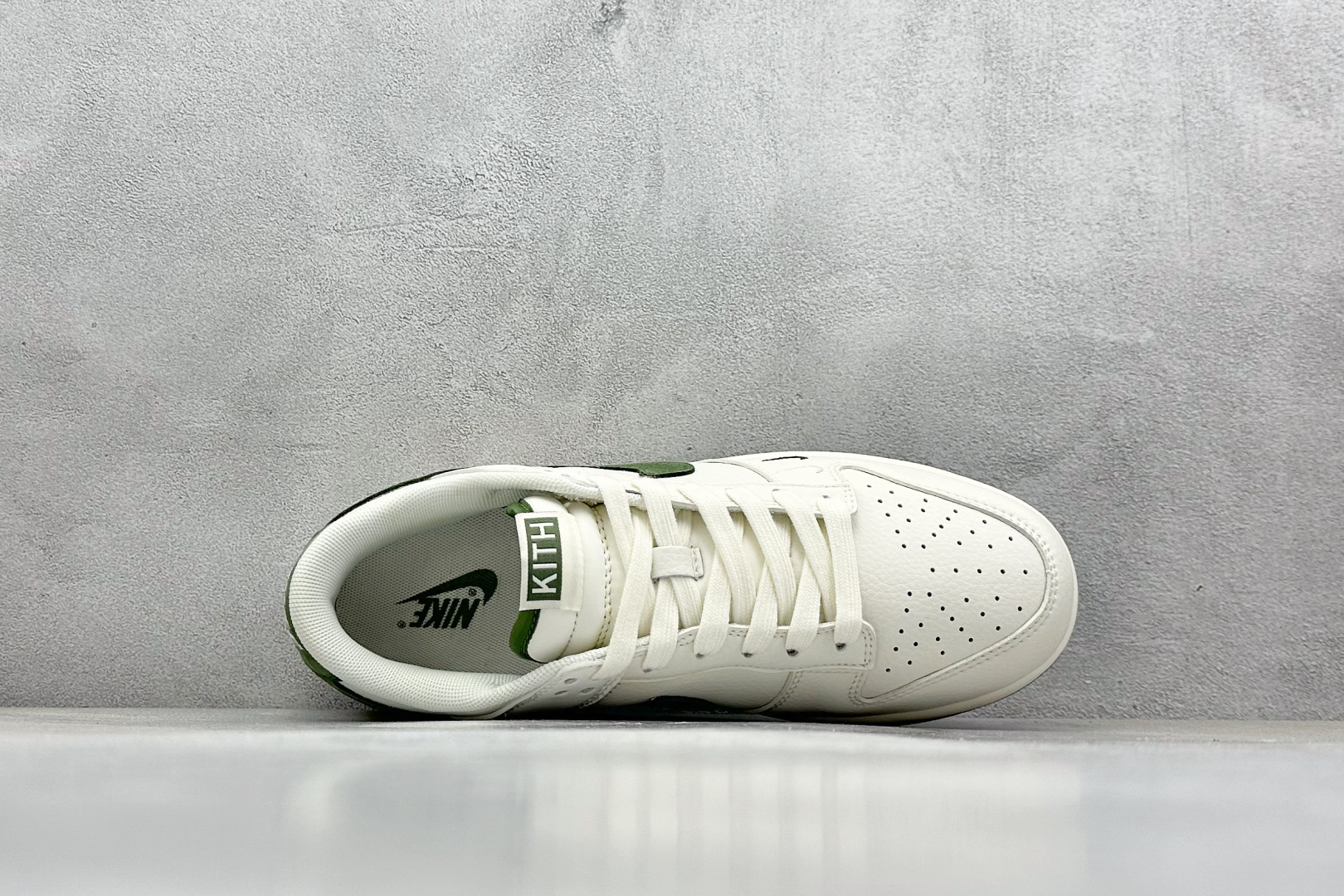 福利特价 终端放店
XC版 Nk SB Dunk Low KITH联名-米白绿勾 周年高端定制 低帮休闲
