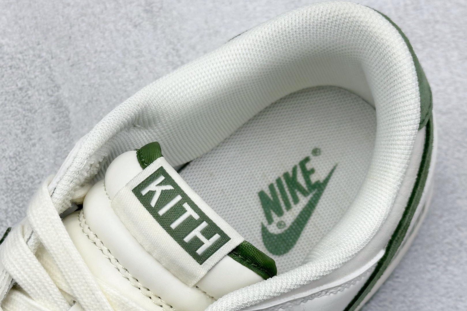福利特价 终端放店
XC版 Nk SB Dunk Low KITH联名-米白绿勾 周年高端定制 低帮休闲