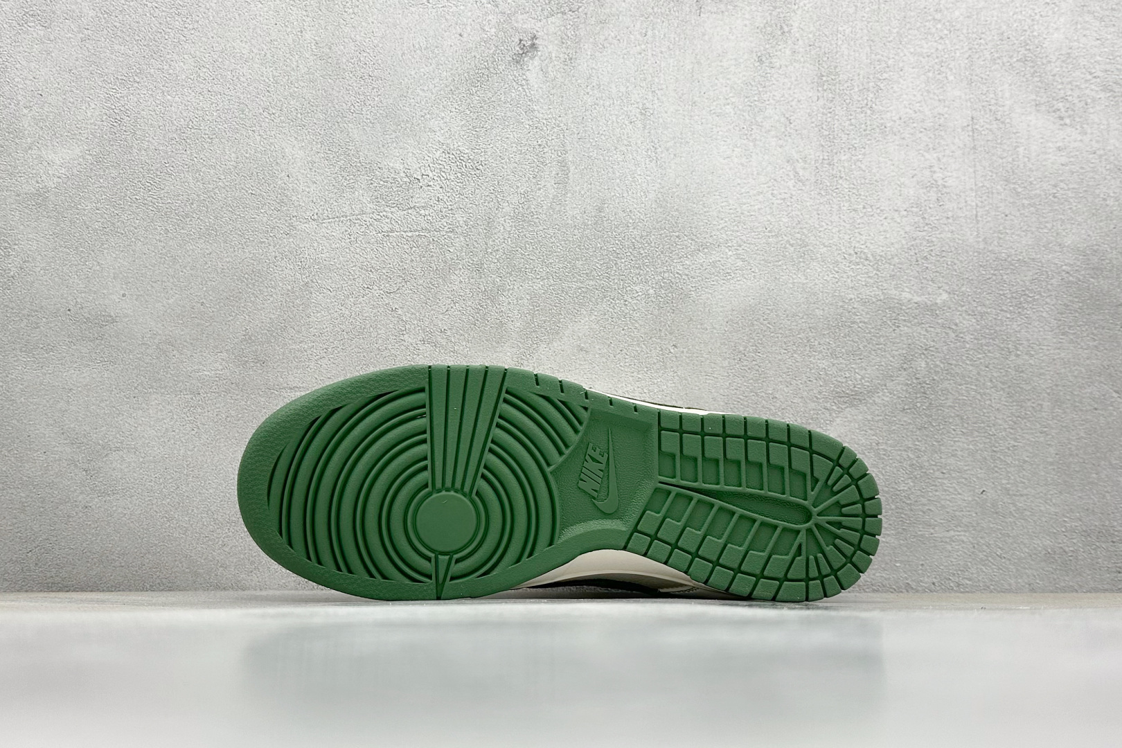 福利特价 终端放店
XC版 Nk SB Dunk Low KITH联名-米白绿勾 周年高端定制 低帮休闲