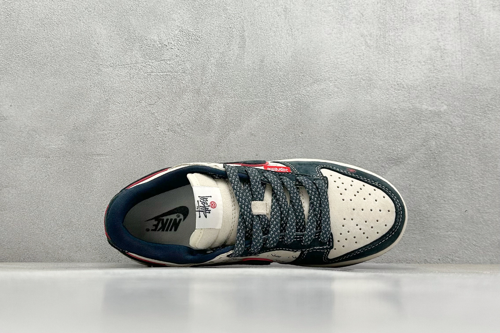 福利特价 终端放店
XC版 Nike SB Dunk Low x Stussy 灰深蓝
纯原大厂出品 极