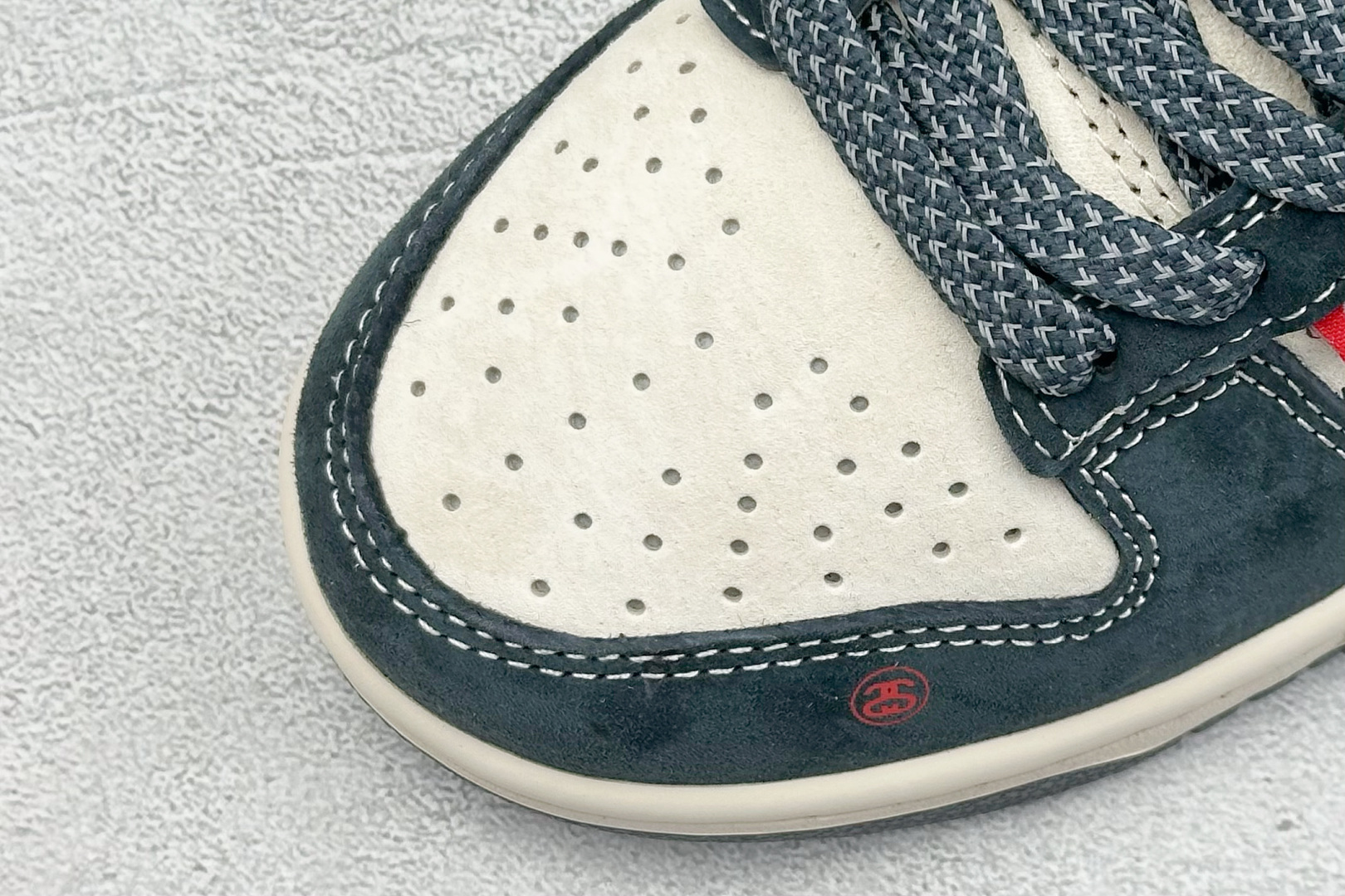 福利特价 终端放店
XC版 Nike SB Dunk Low x Stussy 灰深蓝
纯原大厂出品 极