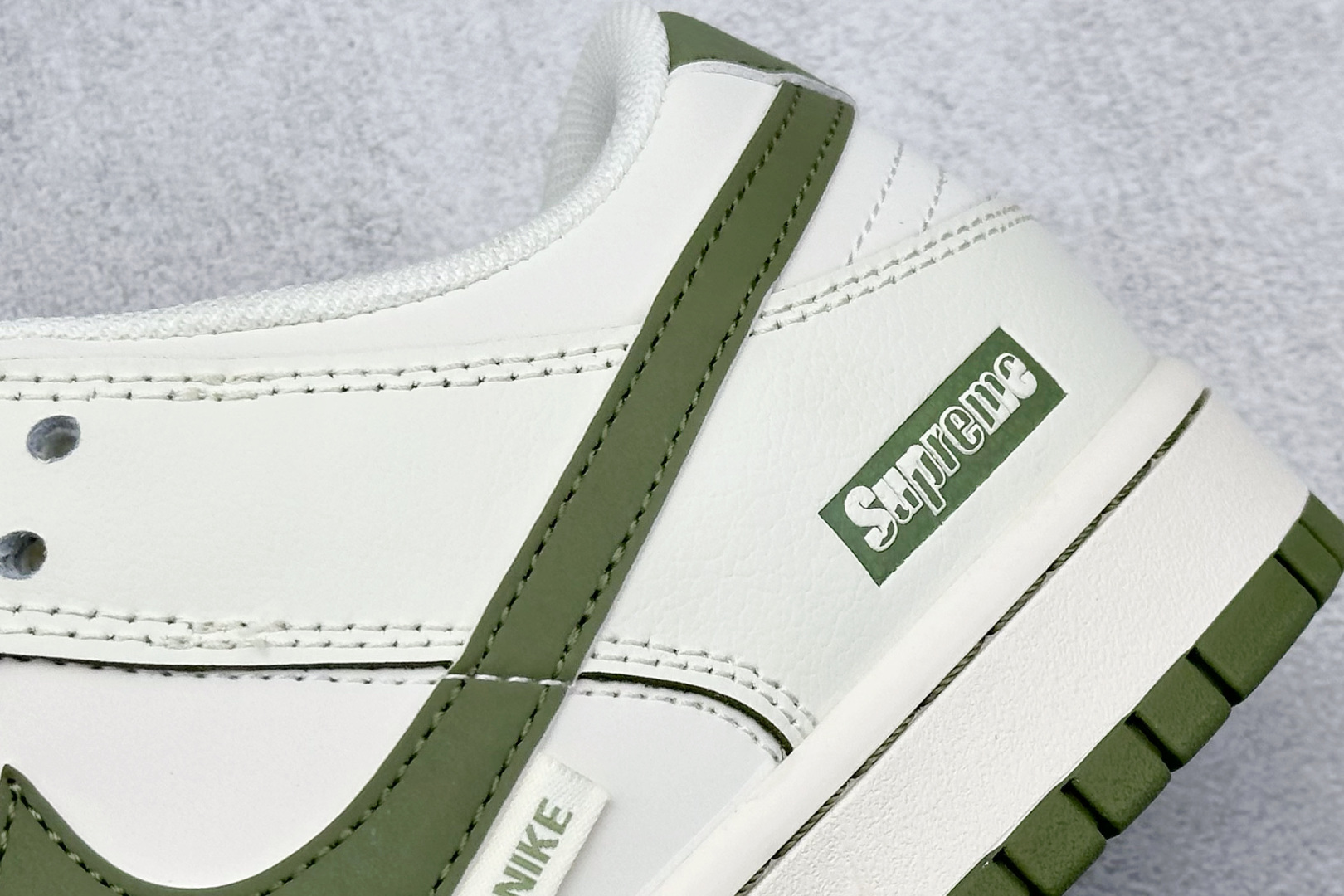 福利特价 终端放店
XC版 Nk SB Dunk Low Supreme联名-米白墨绿勾 周年高端定制 