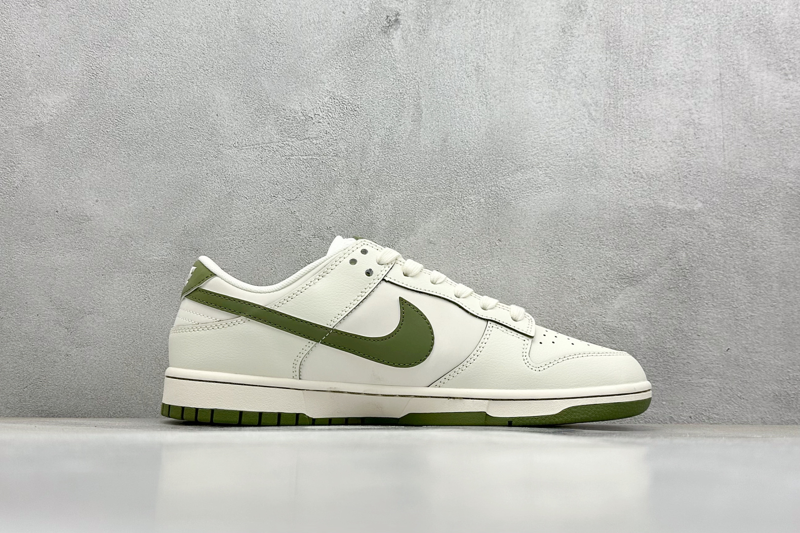 福利特价 终端放店
XC版 Nk SB Dunk Low Supreme联名-米白墨绿勾 周年高端定制 
