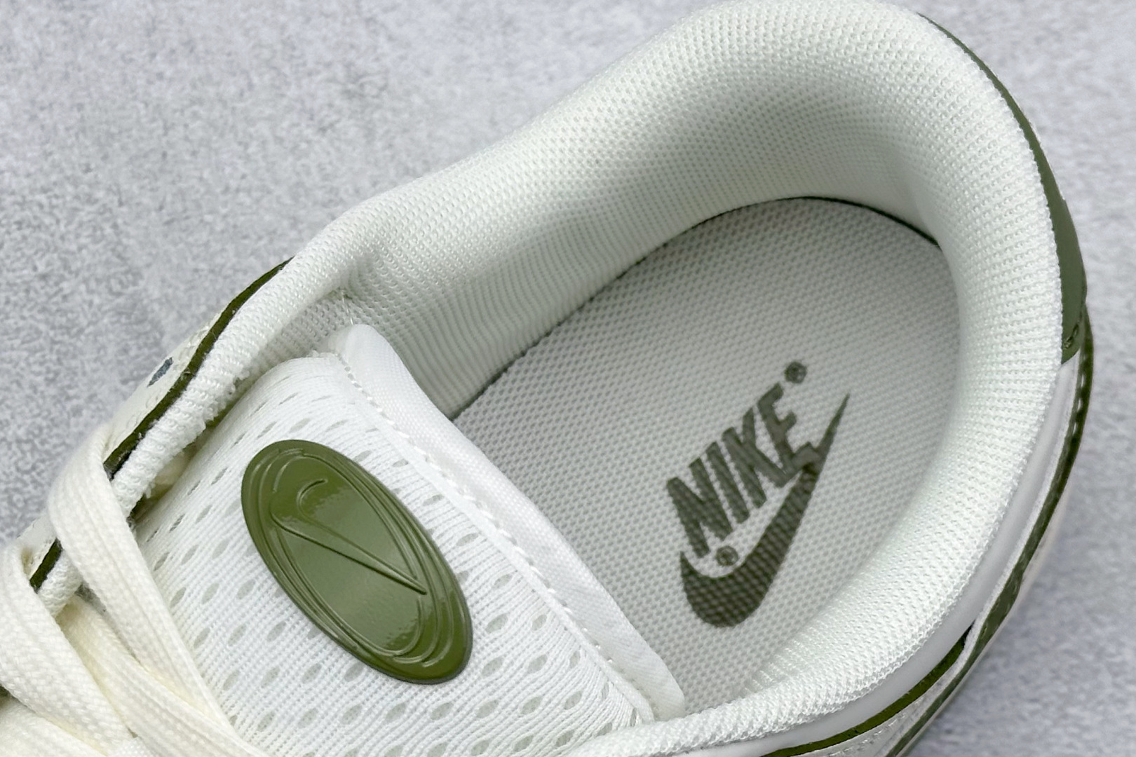 福利特价 终端放店
XC版 Nk SB Dunk Low Supreme联名-米白墨绿勾 周年高端定制 