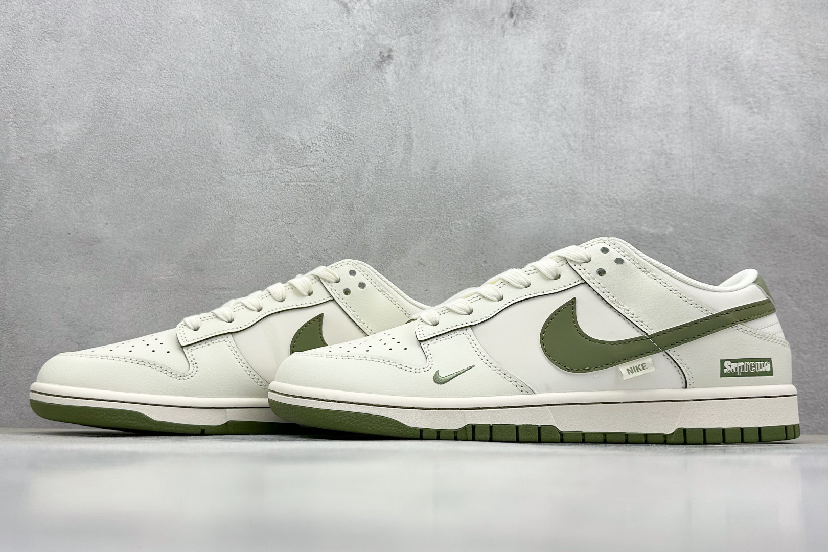 福利特价 终端放店
XC版 Nk SB Dunk Low Supreme联名-米白墨绿勾 周年高端定制 