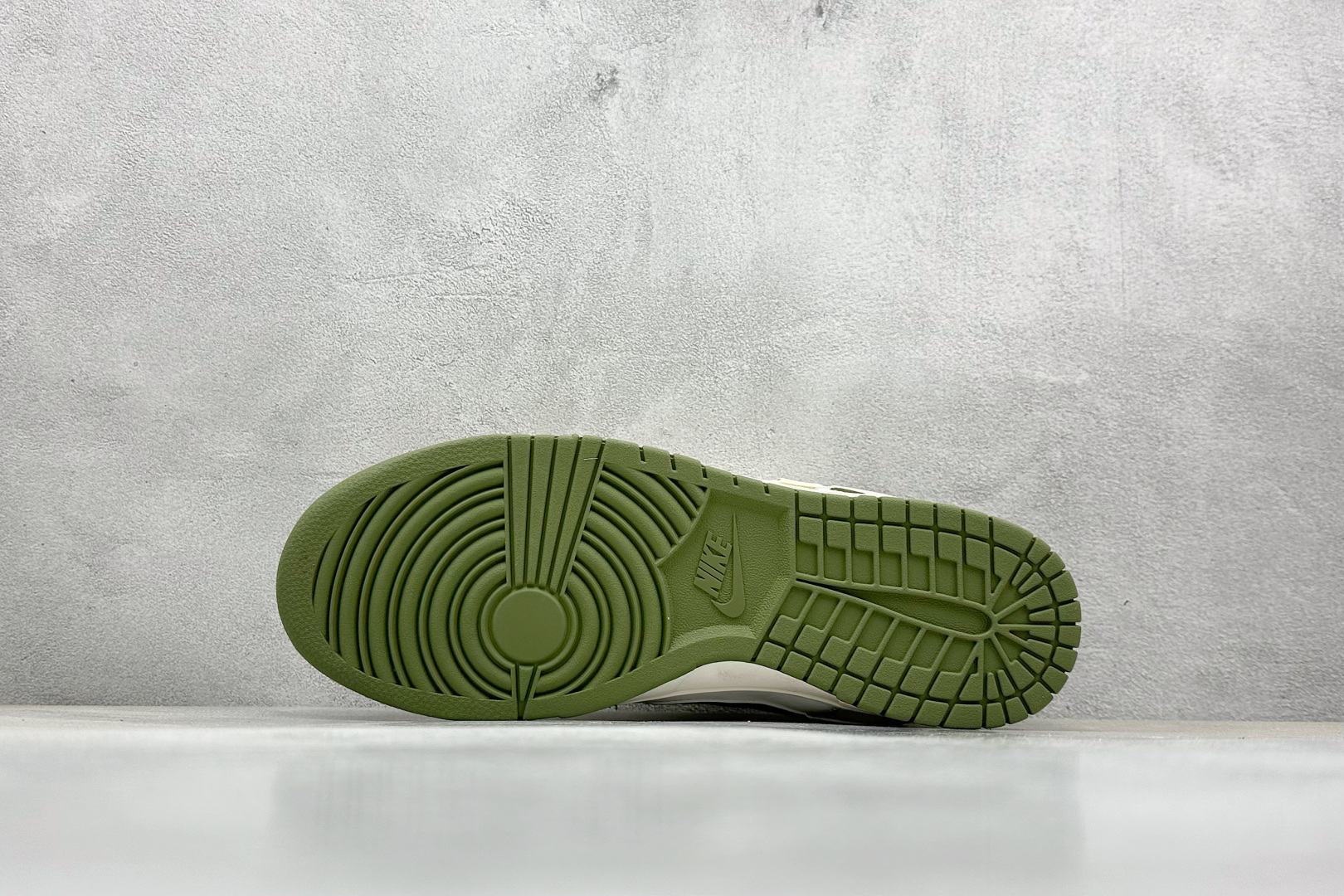 福利特价 终端放店
XC版 Nk SB Dunk Low Supreme联名-米白墨绿勾 周年高端定制 