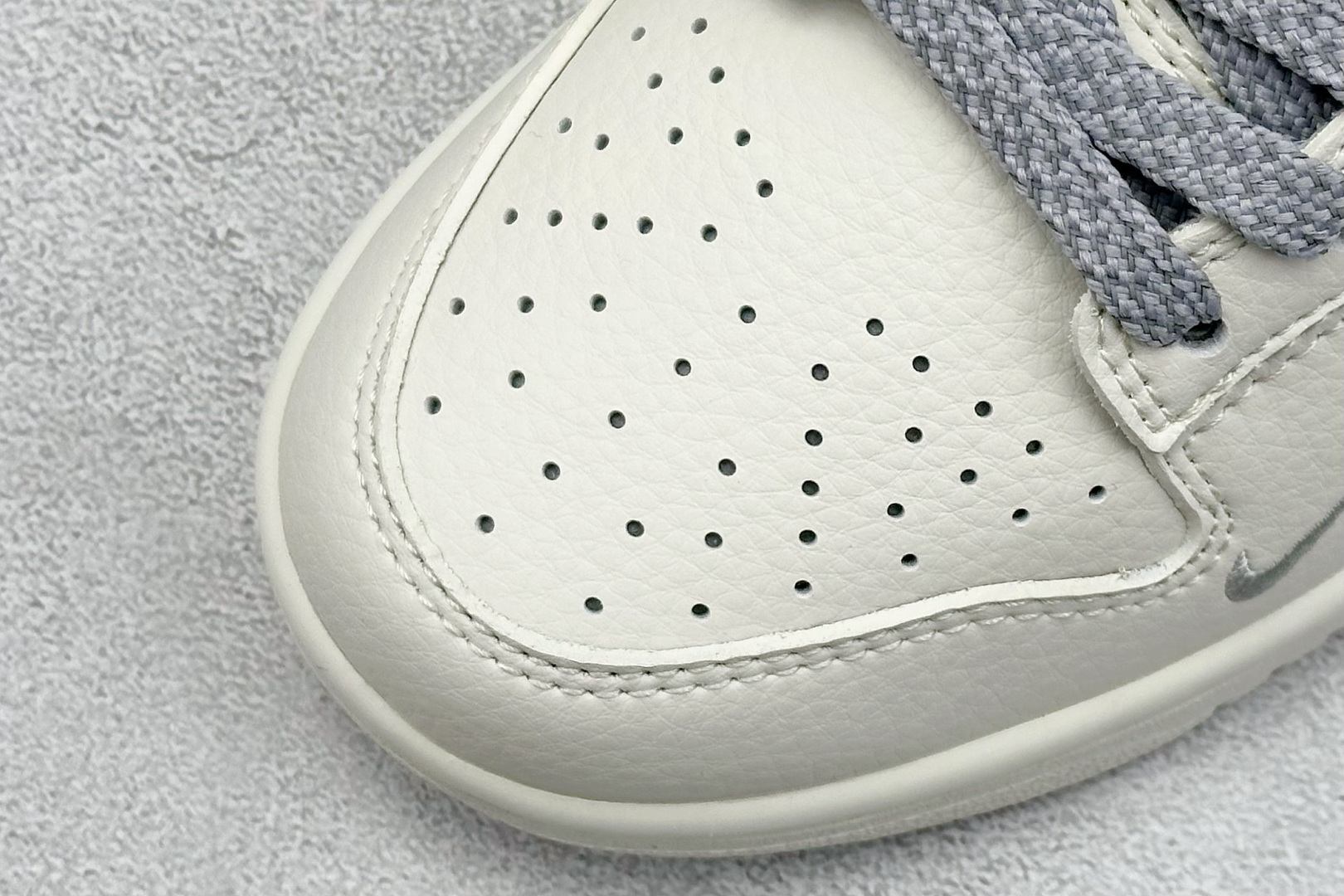 福利特价 终端放店
XC版 Nk SB Dunk Low Supreme联名-米白灰小勾 周年高端定制 
