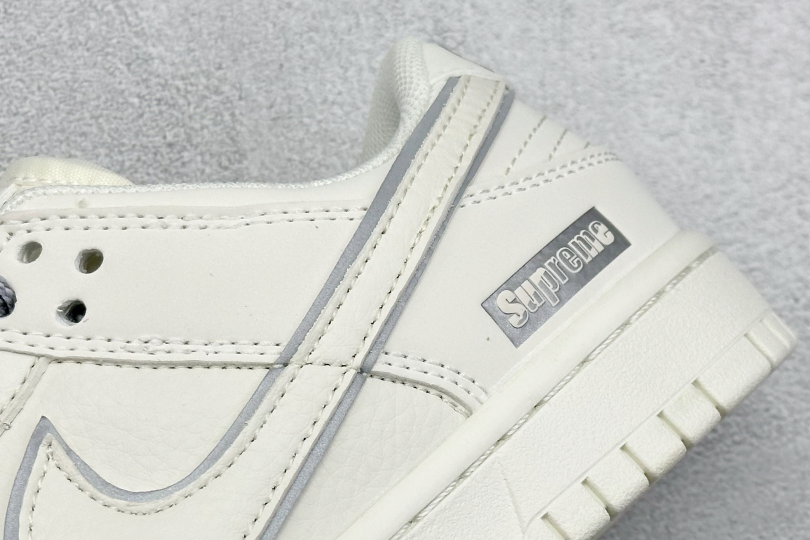 福利特价 终端放店
XC版 Nk SB Dunk Low Supreme联名-米白灰小勾 周年高端定制 