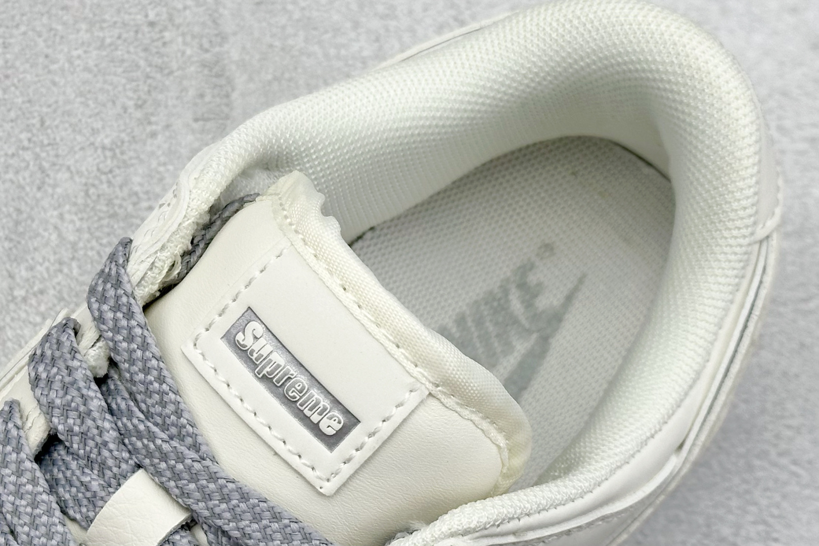 福利特价 终端放店
XC版 Nk SB Dunk Low Supreme联名-米白灰小勾 周年高端定制 