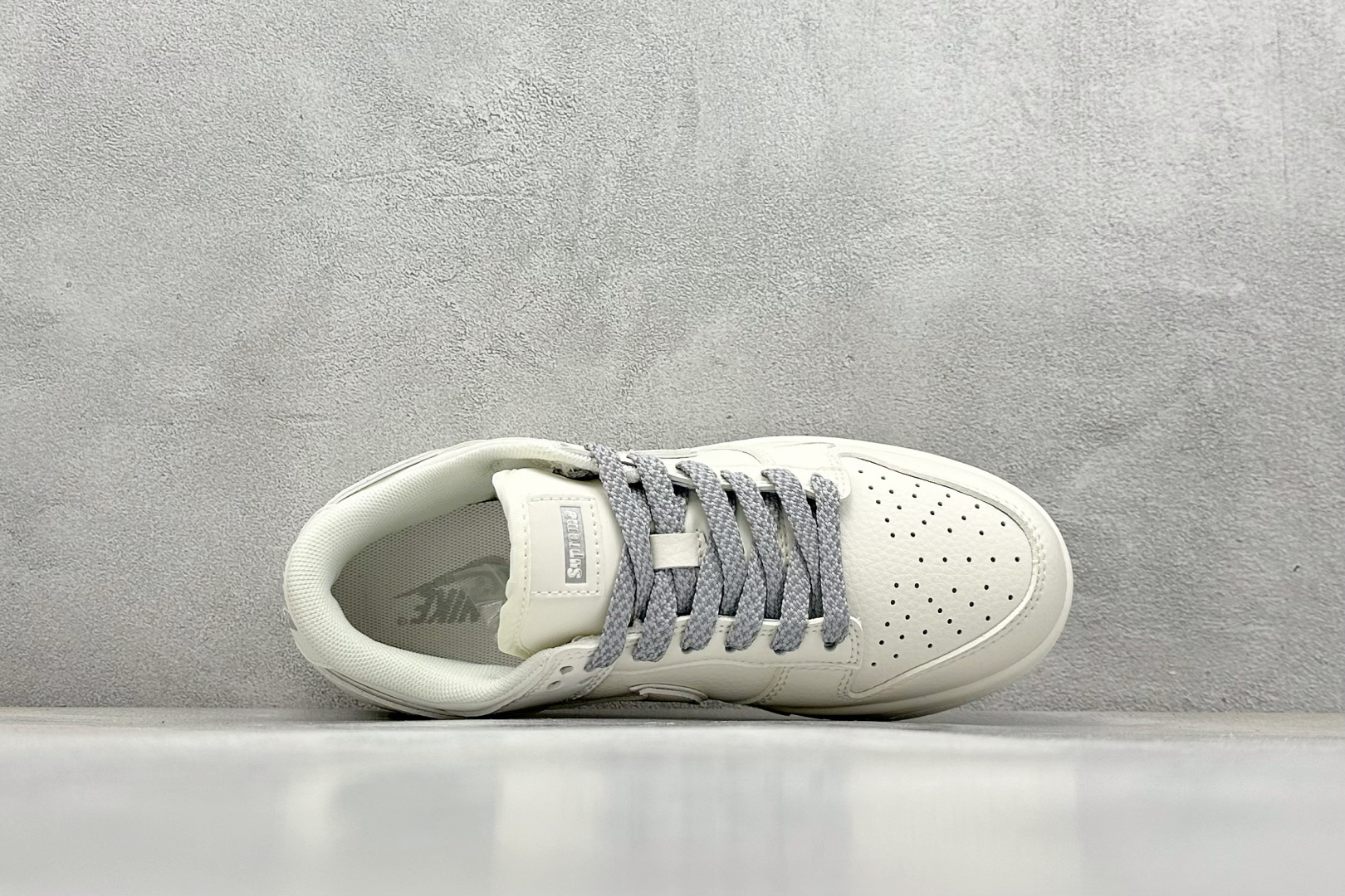 福利特价 终端放店
XC版 Nk SB Dunk Low Supreme联名-米白灰小勾 周年高端定制 