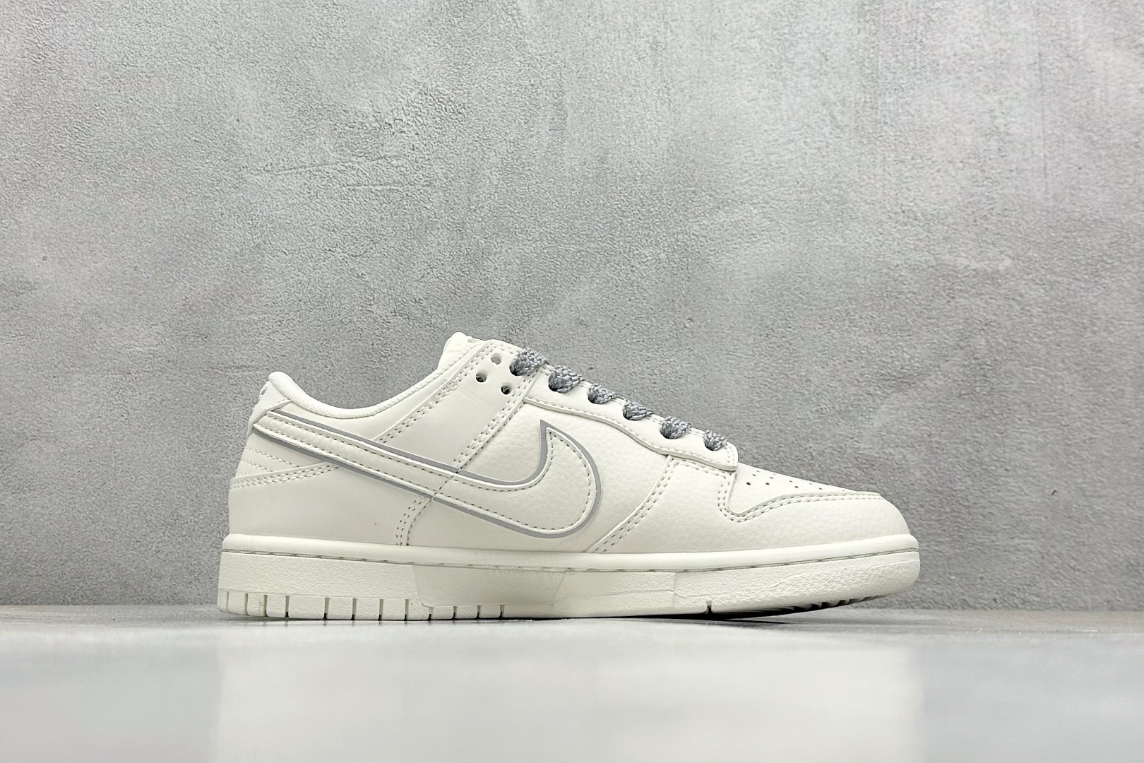 福利特价 终端放店
XC版 Nk SB Dunk Low Supreme联名-米白灰小勾 周年高端定制 
