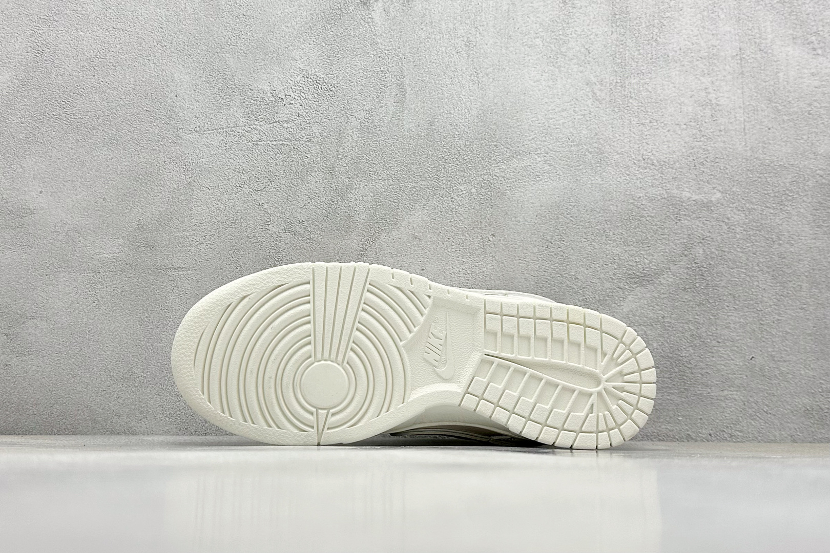 福利特价 终端放店
XC版 Nk SB Dunk Low Supreme联名-米白灰小勾 周年高端定制 