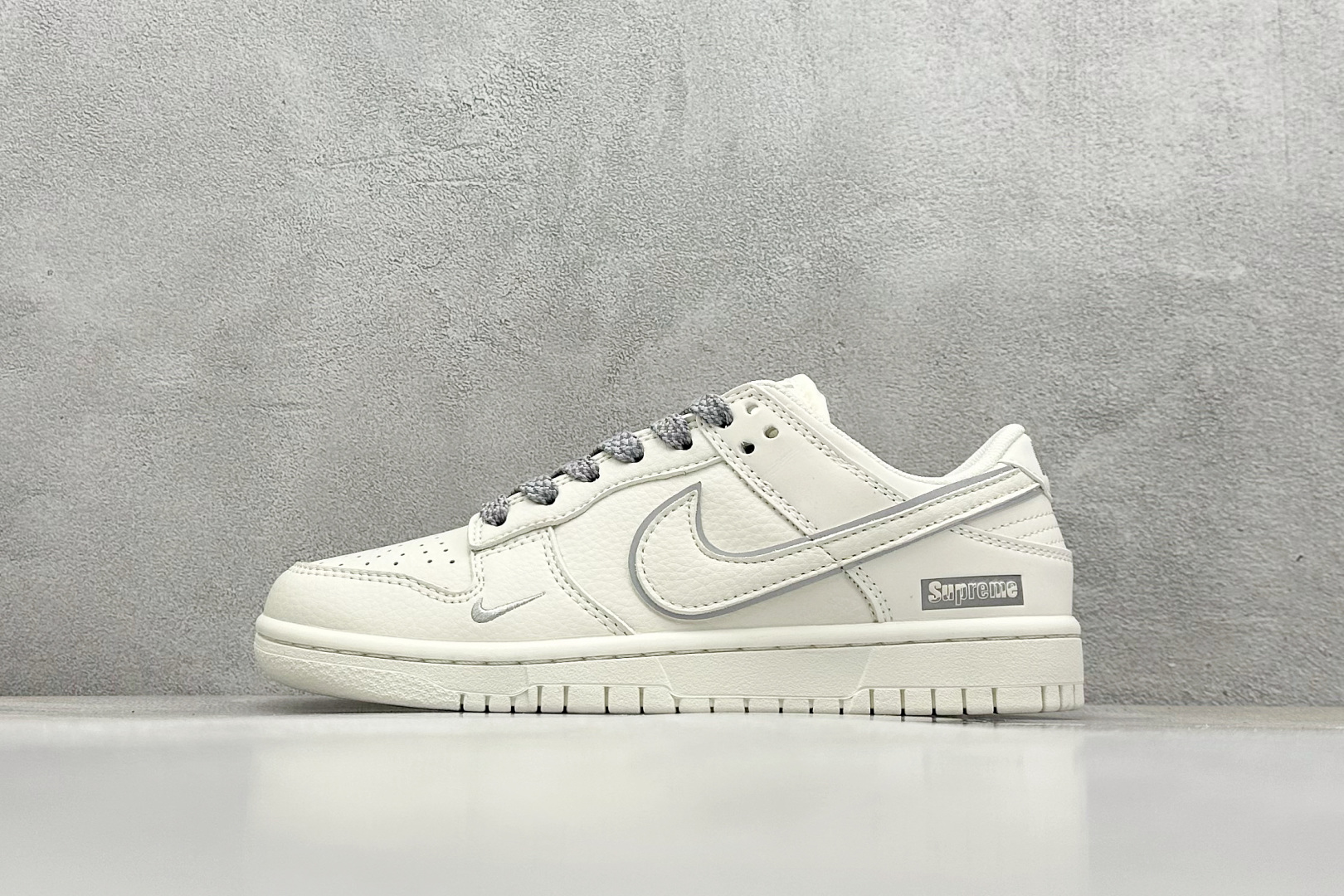 福利特价 终端放店
XC版 Nk SB Dunk Low Supreme联名-米白灰小勾 周年高端定制 