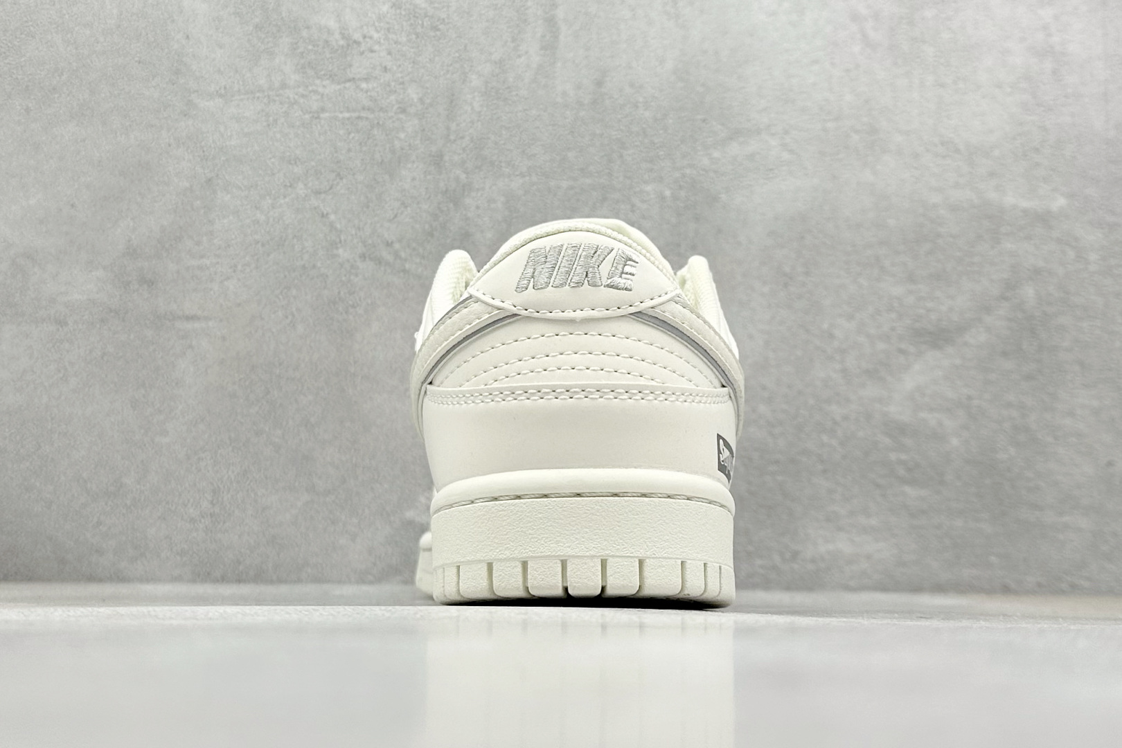 福利特价 终端放店
XC版 Nk SB Dunk Low Supreme联名-米白灰小勾 周年高端定制 
