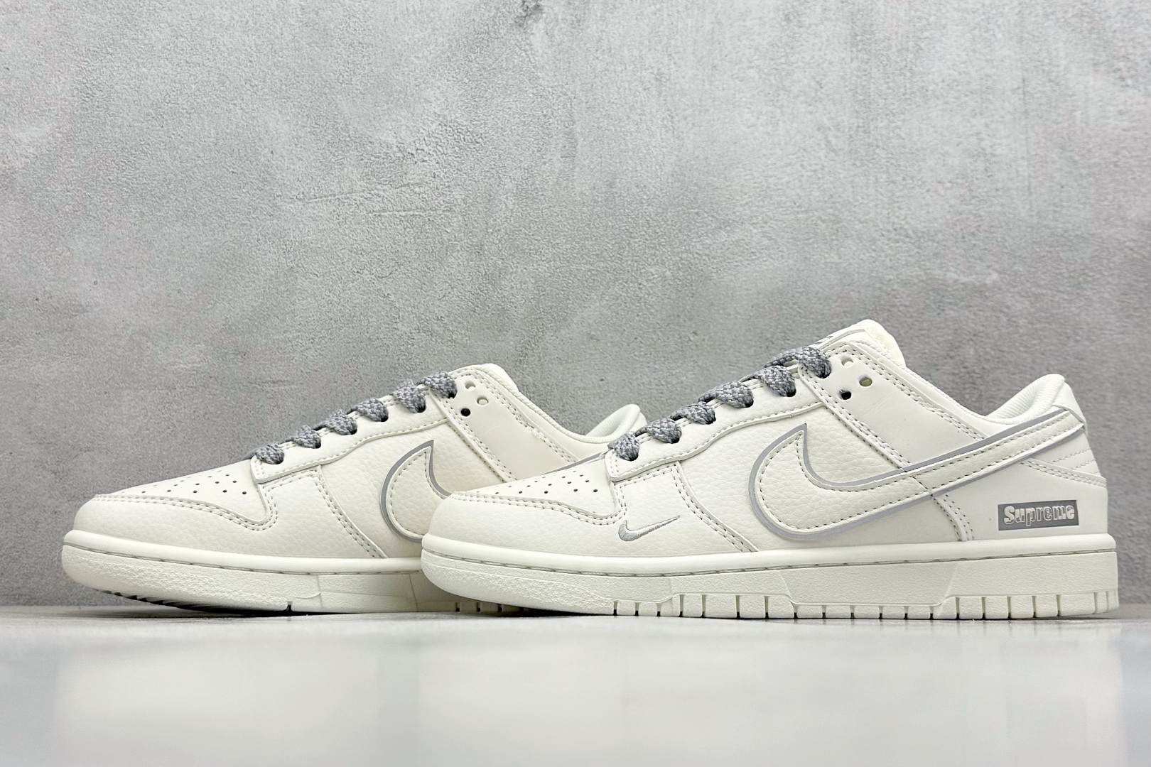 福利特价 终端放店
XC版 Nk SB Dunk Low Supreme联名-米白灰小勾 周年高端定制 