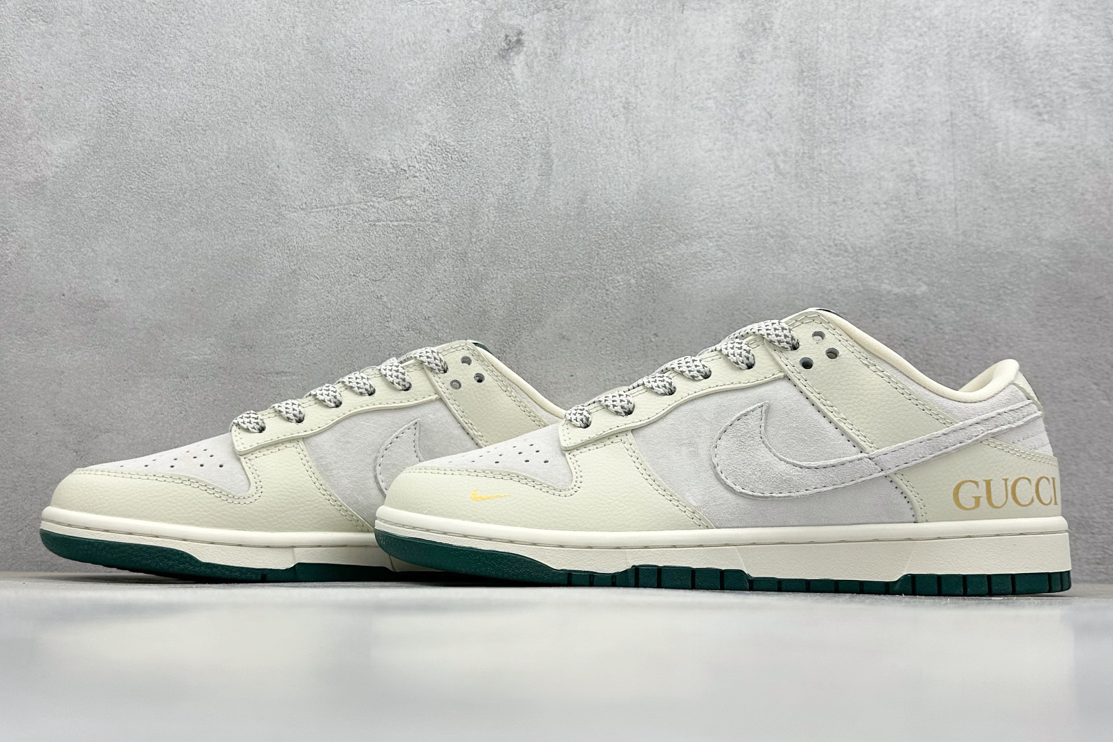 福利特价 终端放店
XC版 Nk SB Dunk Low 古驰联名-米黄白勾 周年高端定制 低帮休闲板鞋