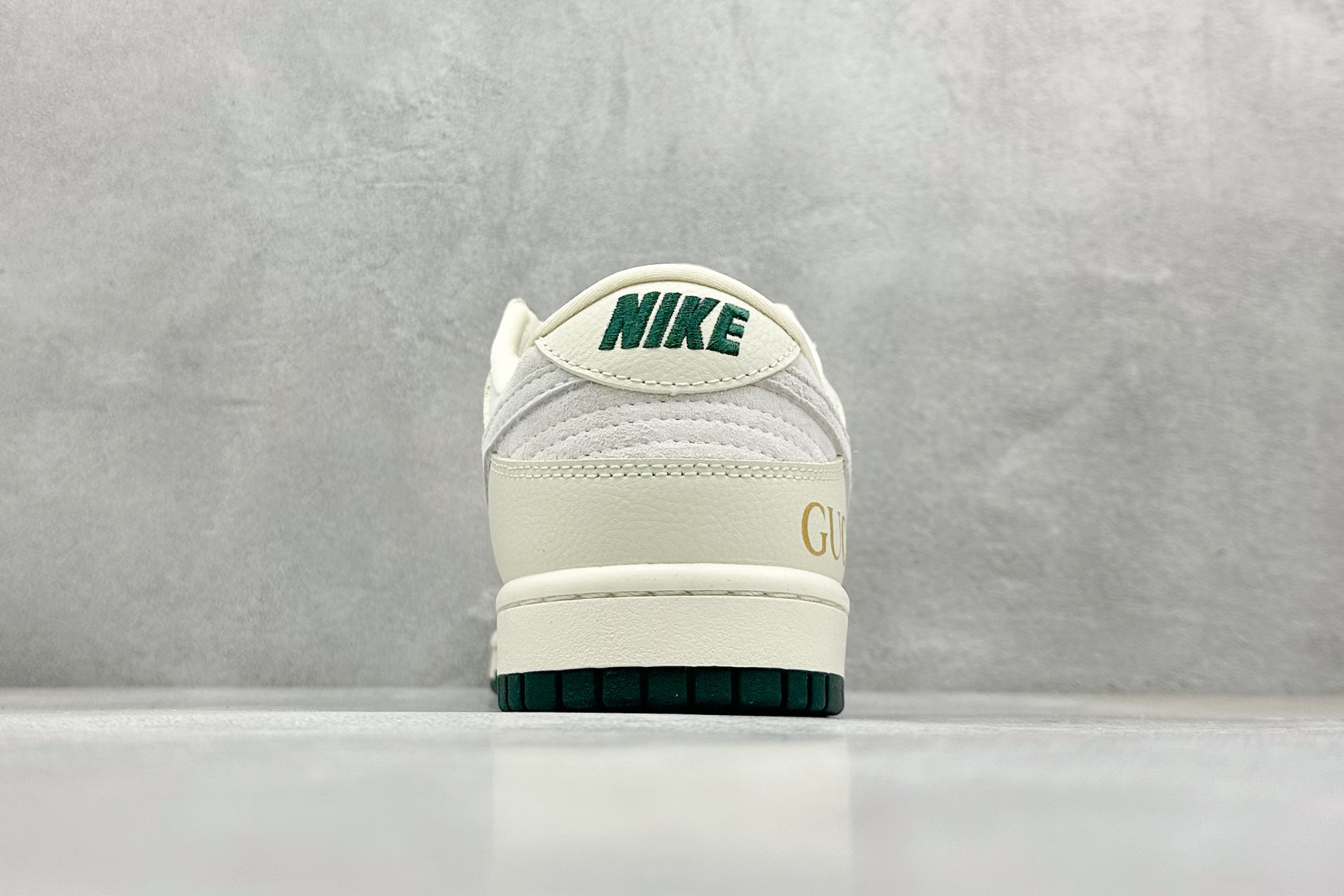 福利特价 终端放店
XC版 Nk SB Dunk Low 古驰联名-米黄白勾 周年高端定制 低帮休闲板鞋