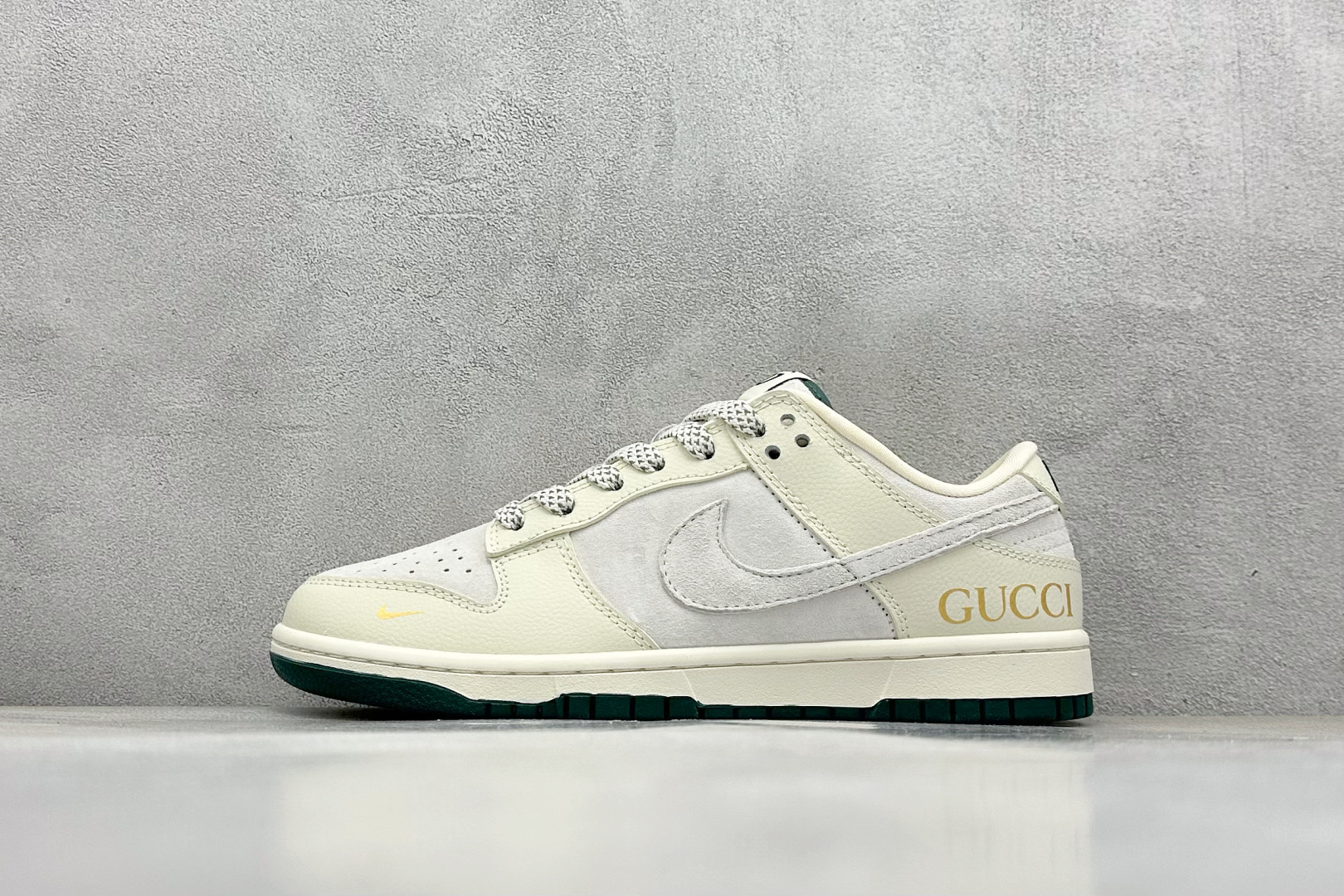 福利特价 终端放店
XC版 Nk SB Dunk Low 古驰联名-米黄白勾 周年高端定制 低帮休闲板鞋