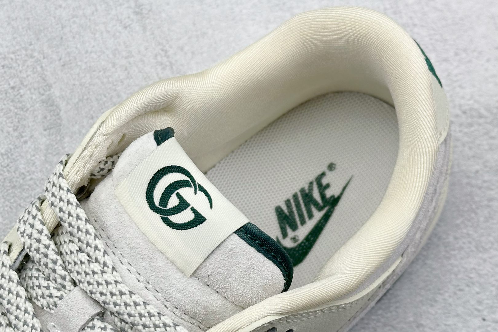 福利特价 终端放店
XC版 Nk SB Dunk Low 古驰联名-米黄白勾 周年高端定制 低帮休闲板鞋