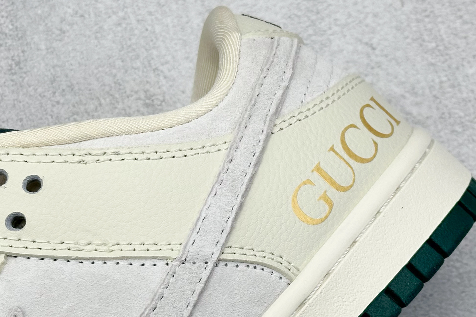 福利特价 终端放店
XC版 Nk SB Dunk Low 古驰联名-米黄白勾 周年高端定制 低帮休闲板鞋