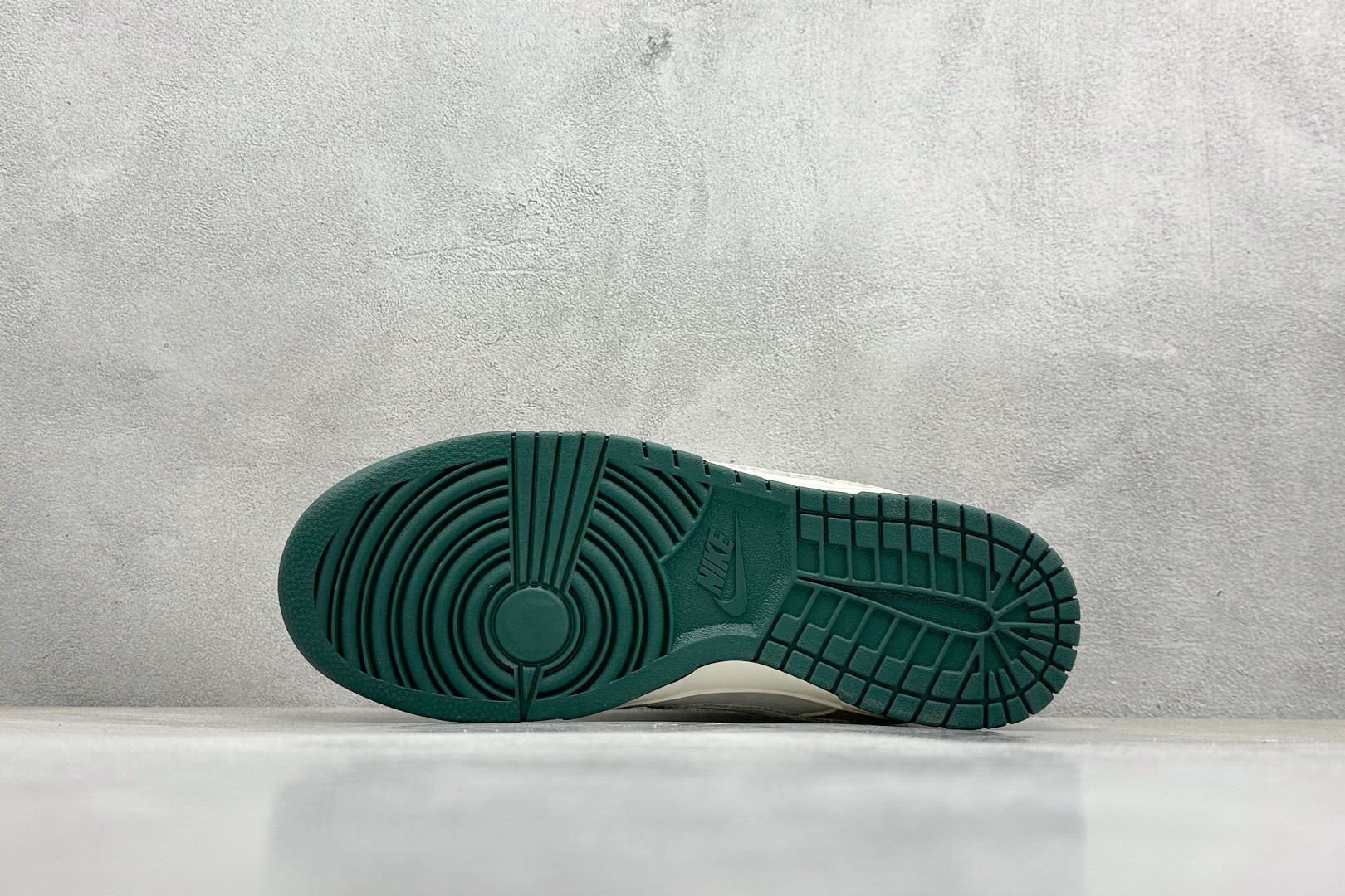 福利特价 终端放店
XC版 Nk SB Dunk Low 古驰联名-米黄白勾 周年高端定制 低帮休闲板鞋