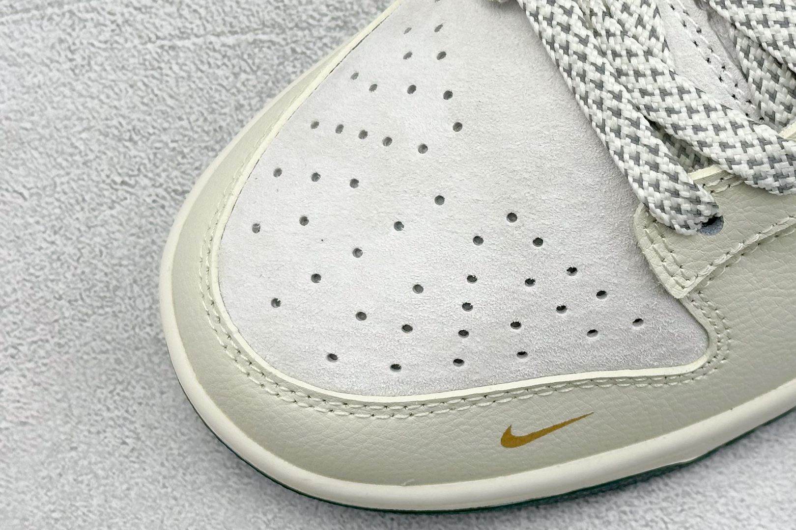 福利特价 终端放店
XC版 Nk SB Dunk Low 古驰联名-米黄白勾 周年高端定制 低帮休闲板鞋