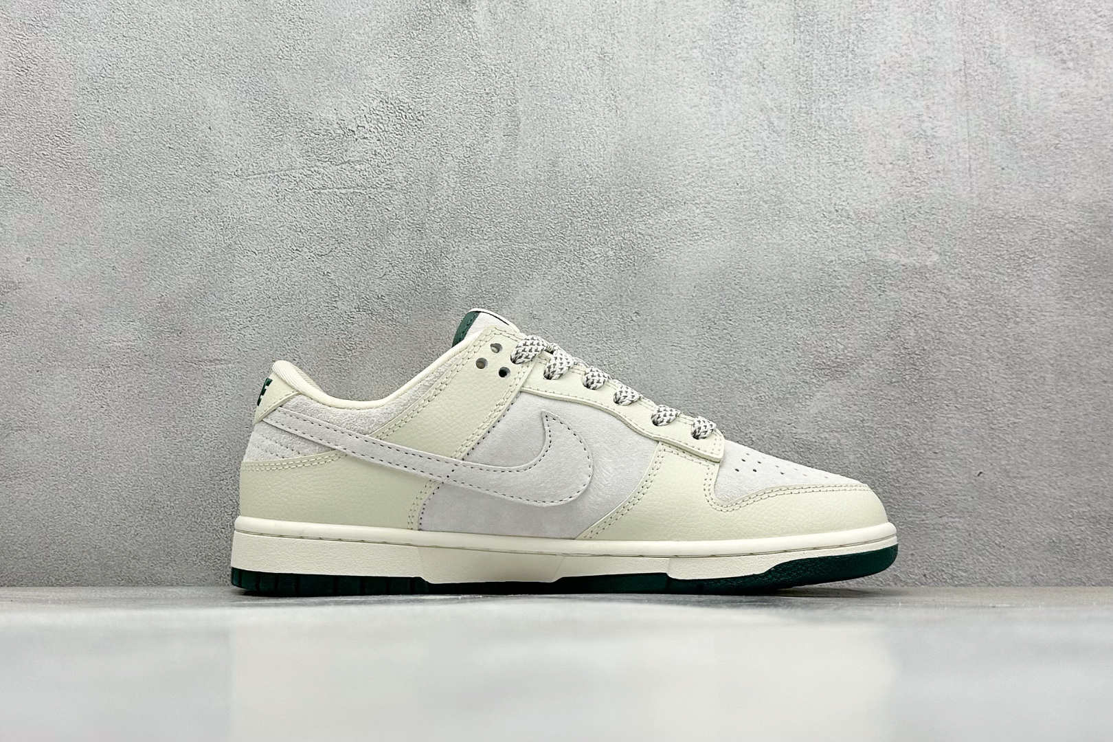 福利特价 终端放店
XC版 Nk SB Dunk Low 古驰联名-米黄白勾 周年高端定制 低帮休闲板鞋