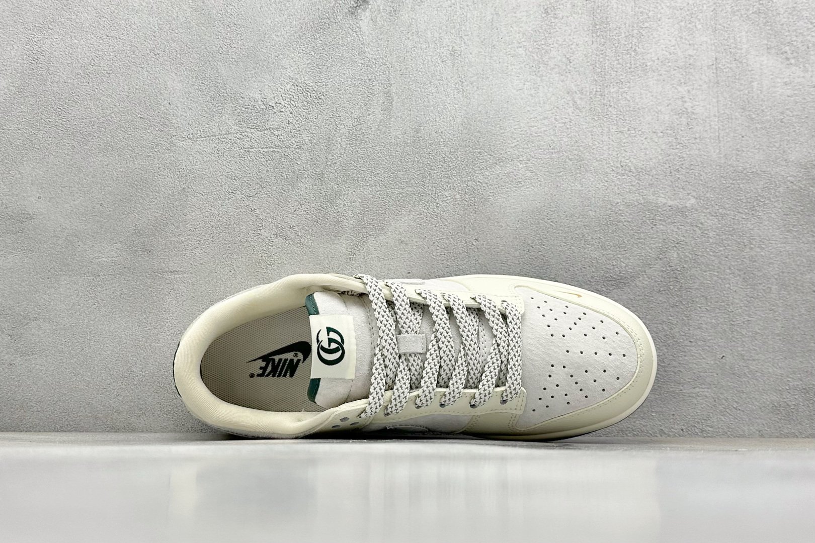 福利特价 终端放店
XC版 Nk SB Dunk Low 古驰联名-米黄白勾 周年高端定制 低帮休闲板鞋