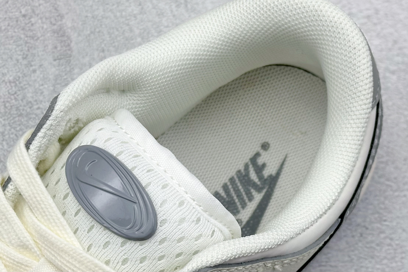 福利特价 终端放店
XC版 Nike SB Dunk Low x Supreme 白灰小钩
纯原大厂出品