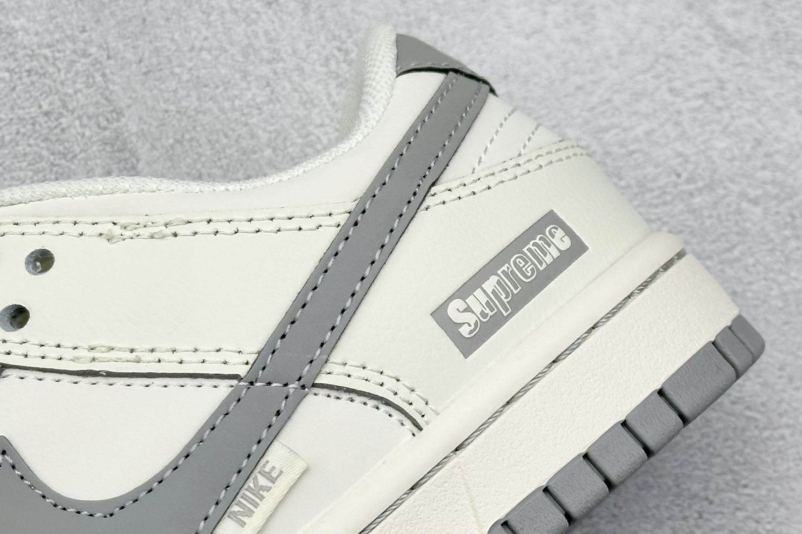 福利特价 终端放店
XC版 Nike SB Dunk Low x Supreme 白灰小钩
纯原大厂出品