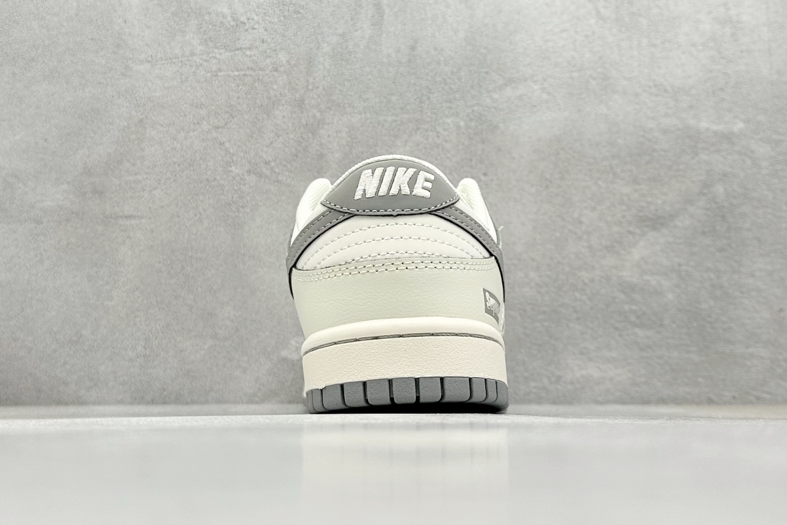 福利特价 终端放店
XC版 Nike SB Dunk Low x Supreme 白灰小钩
纯原大厂出品