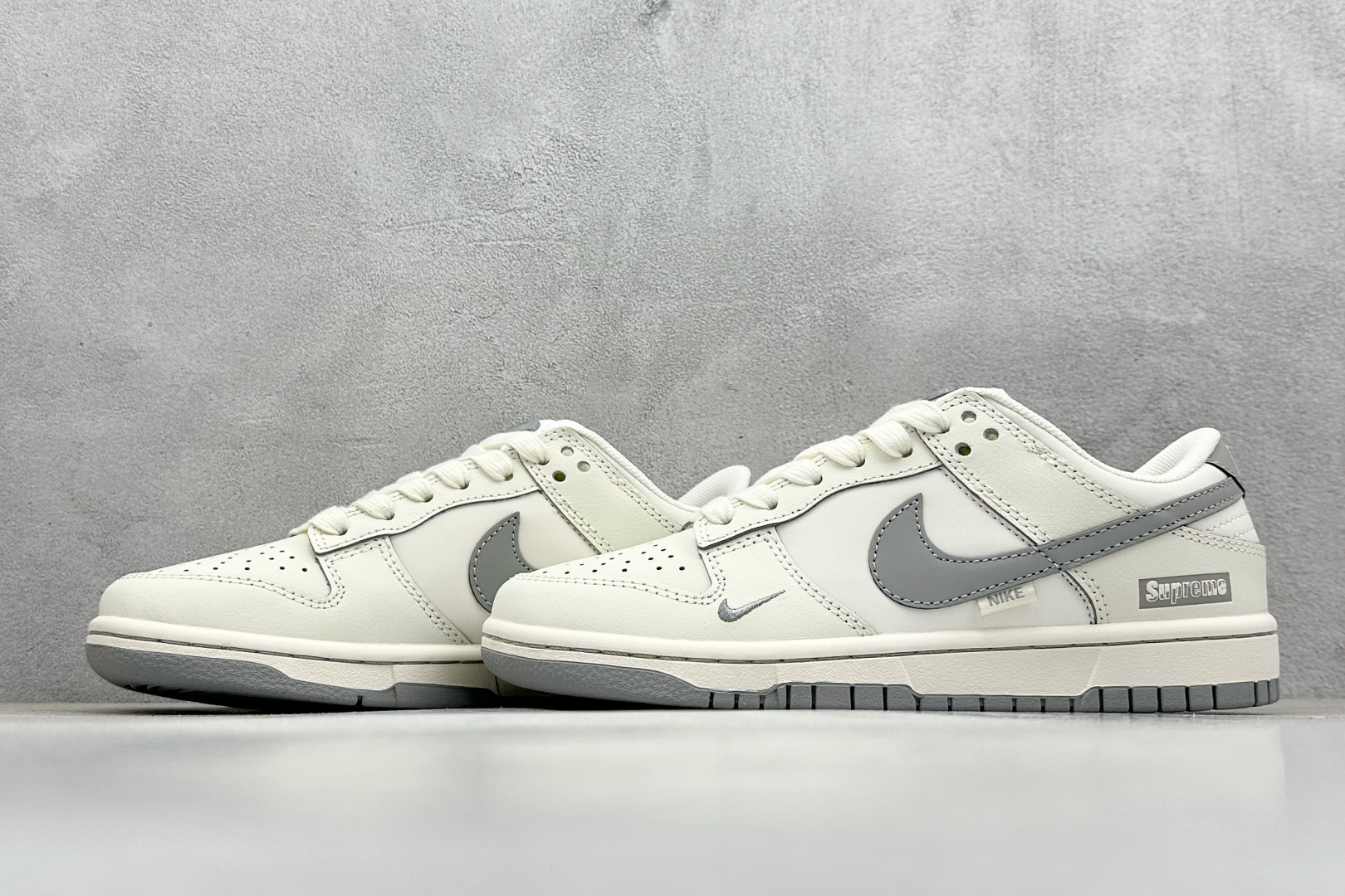 福利特价 终端放店
XC版 Nike SB Dunk Low x Supreme 白灰小钩
纯原大厂出品
