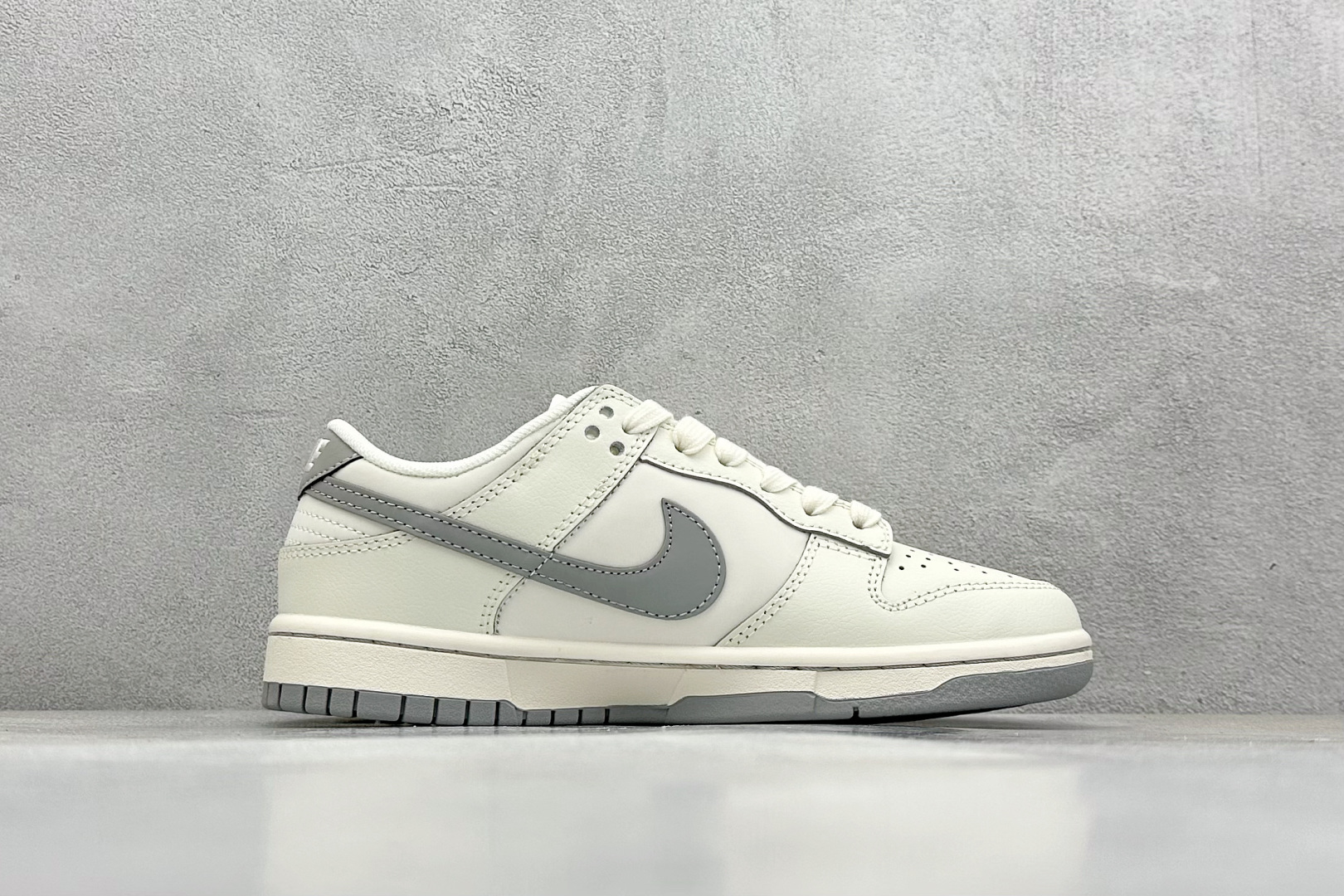 福利特价 终端放店
XC版 Nike SB Dunk Low x Supreme 白灰小钩
纯原大厂出品