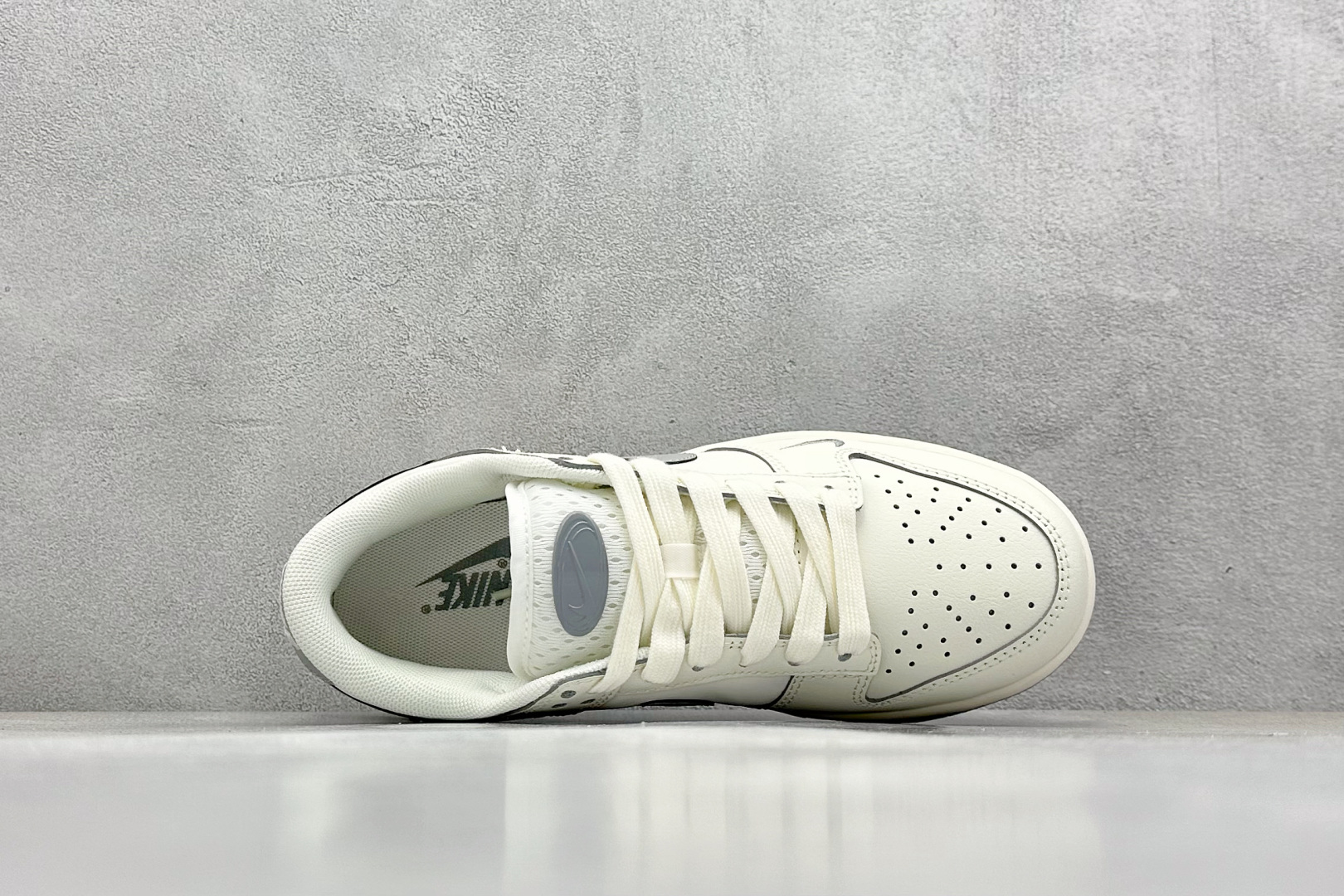 福利特价 终端放店
XC版 Nike SB Dunk Low x Supreme 白灰小钩
纯原大厂出品