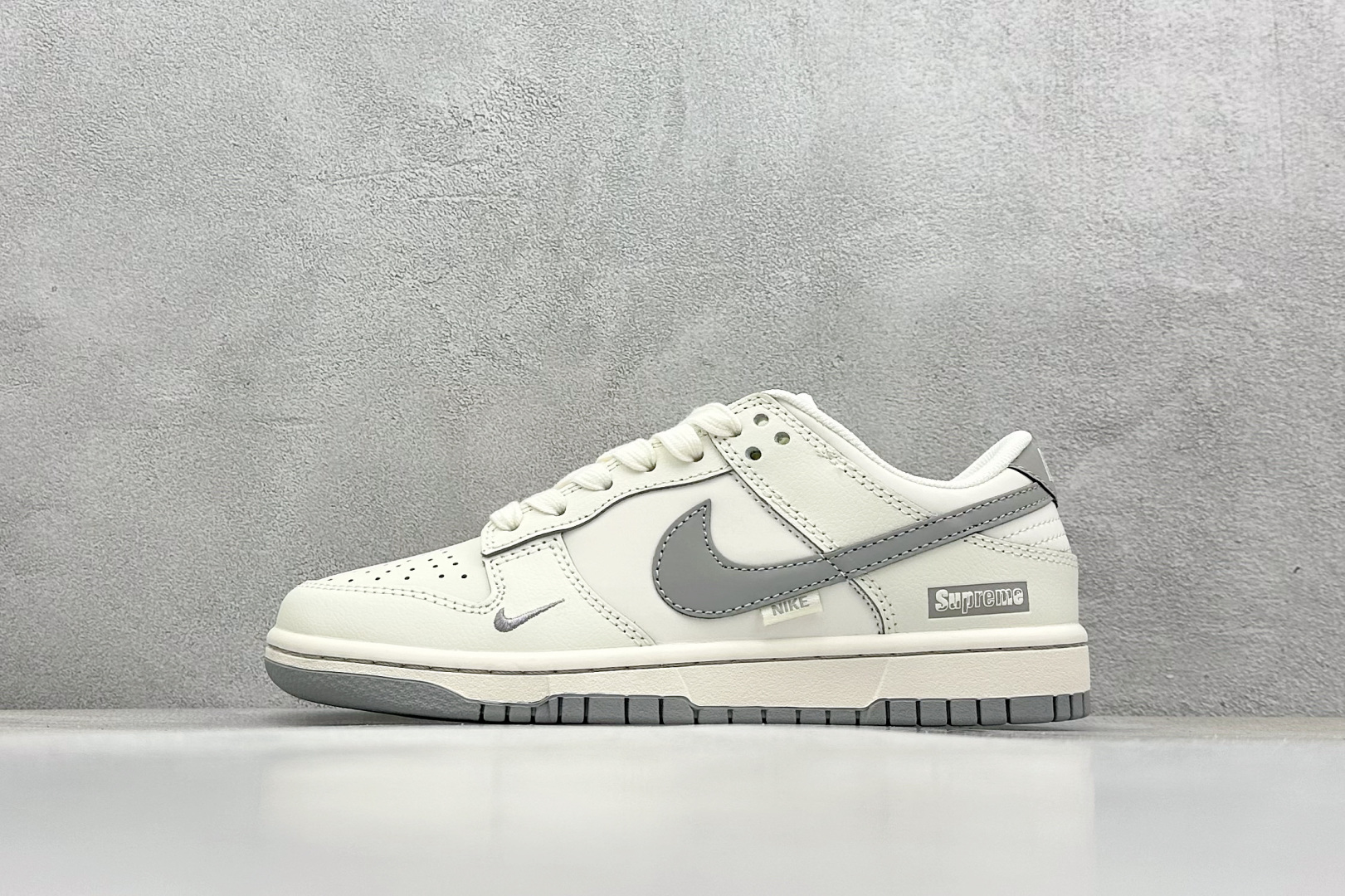 福利特价 终端放店
XC版 Nike SB Dunk Low x Supreme 白灰小钩
纯原大厂出品