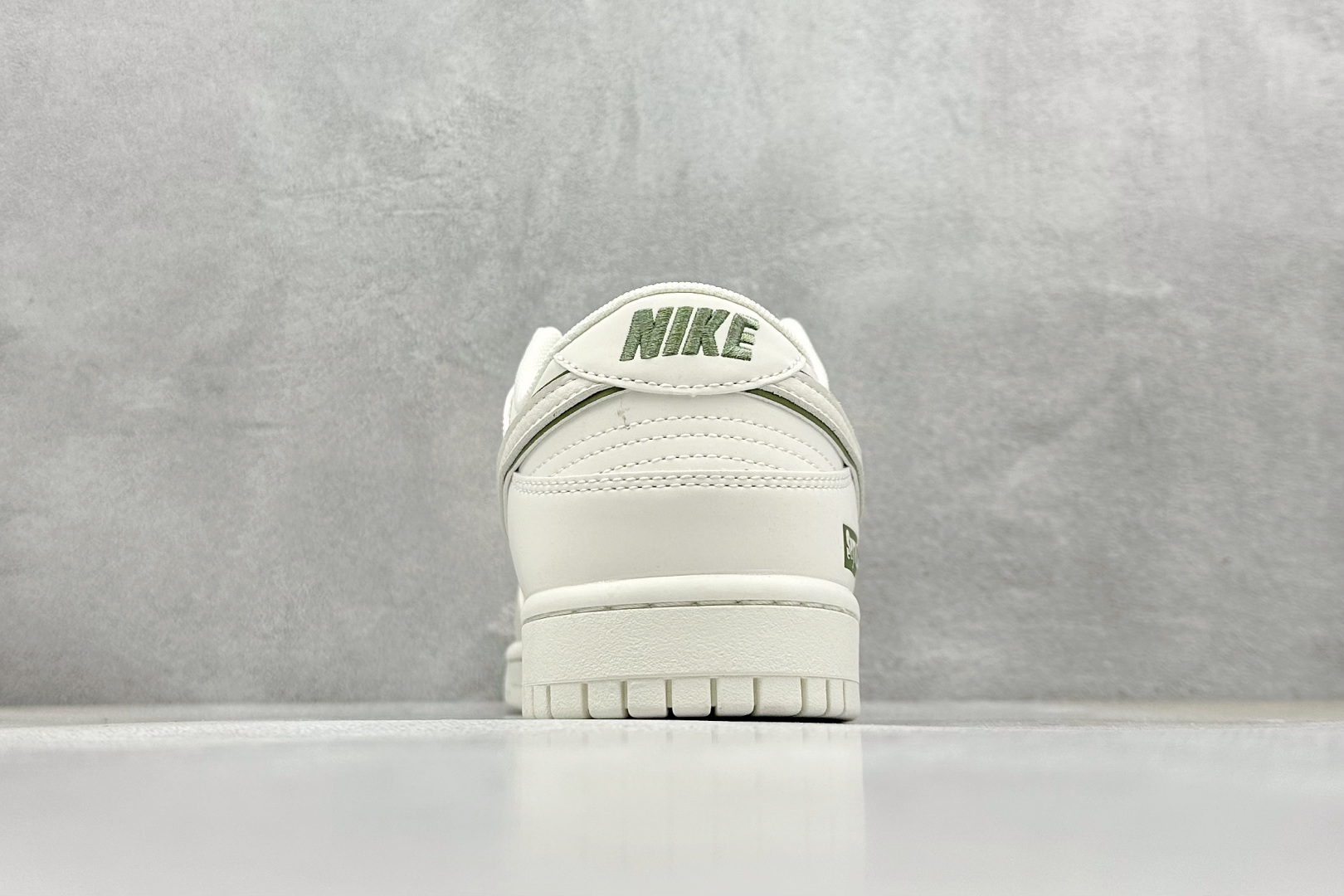 福利特价 终端放店
XC版 Nk SB Dunk Low Supreme联名-米白绿勾 周年高端定制 低