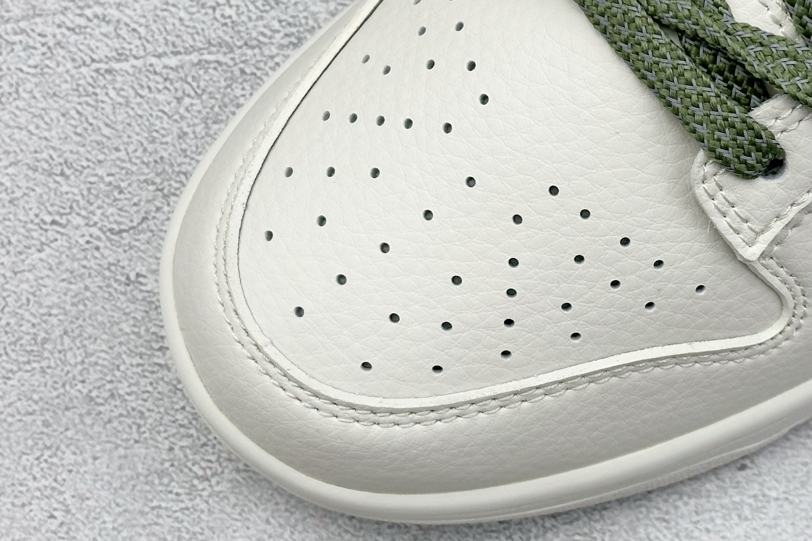 福利特价 终端放店
XC版 Nk SB Dunk Low Supreme联名-米白绿勾 周年高端定制 低