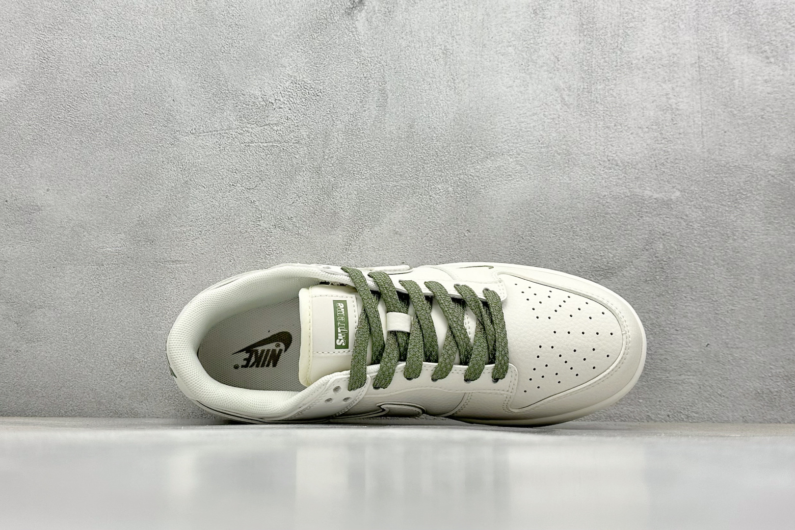 福利特价 终端放店
XC版 Nk SB Dunk Low Supreme联名-米白绿勾 周年高端定制 低