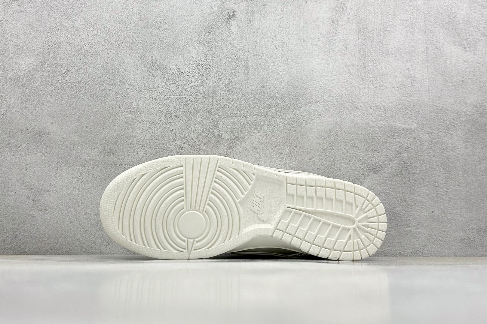 福利特价 终端放店
XC版 Nk SB Dunk Low Supreme联名-米白绿勾 周年高端定制 低